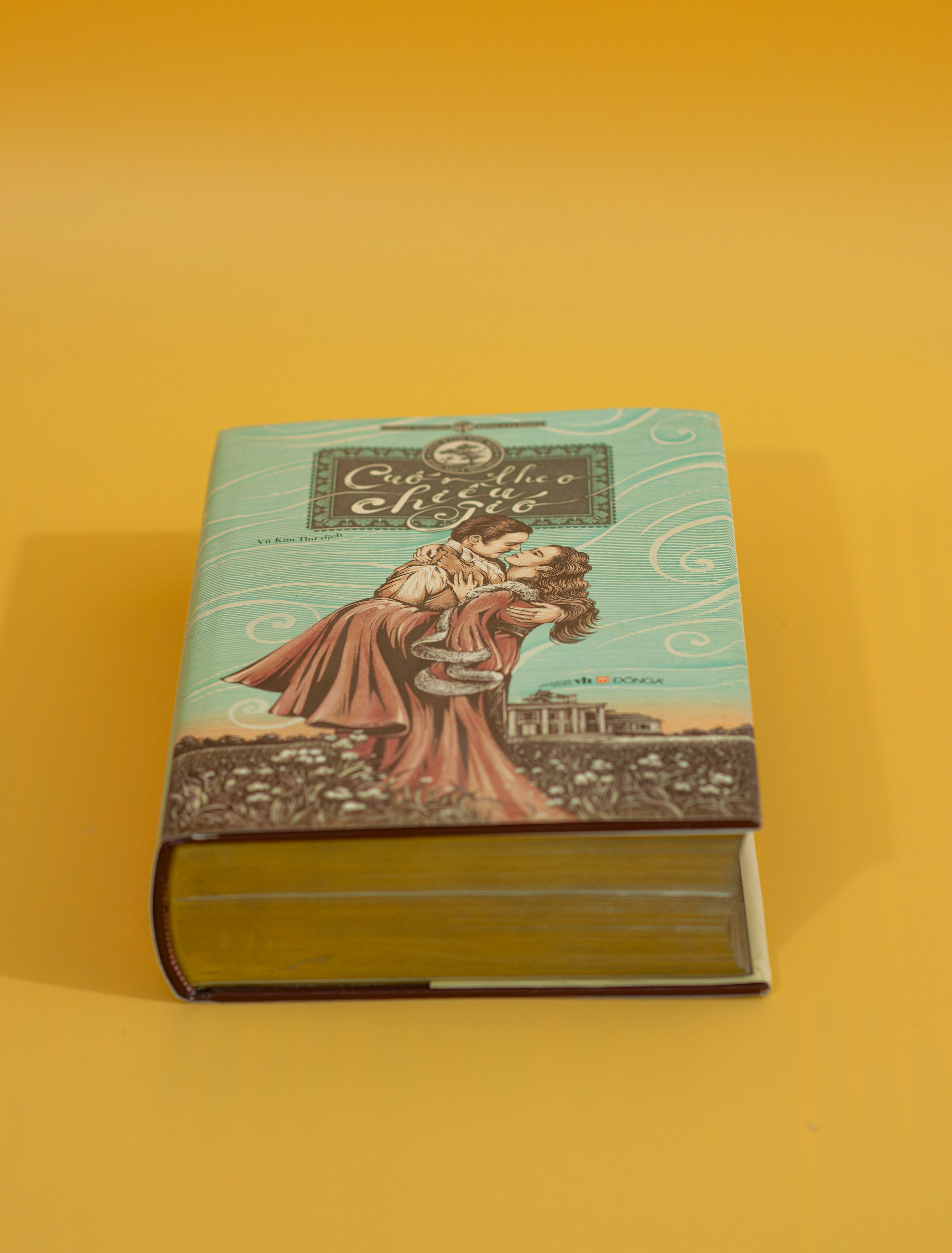 un livre avec une photo d’un homme et d’une femme dessus