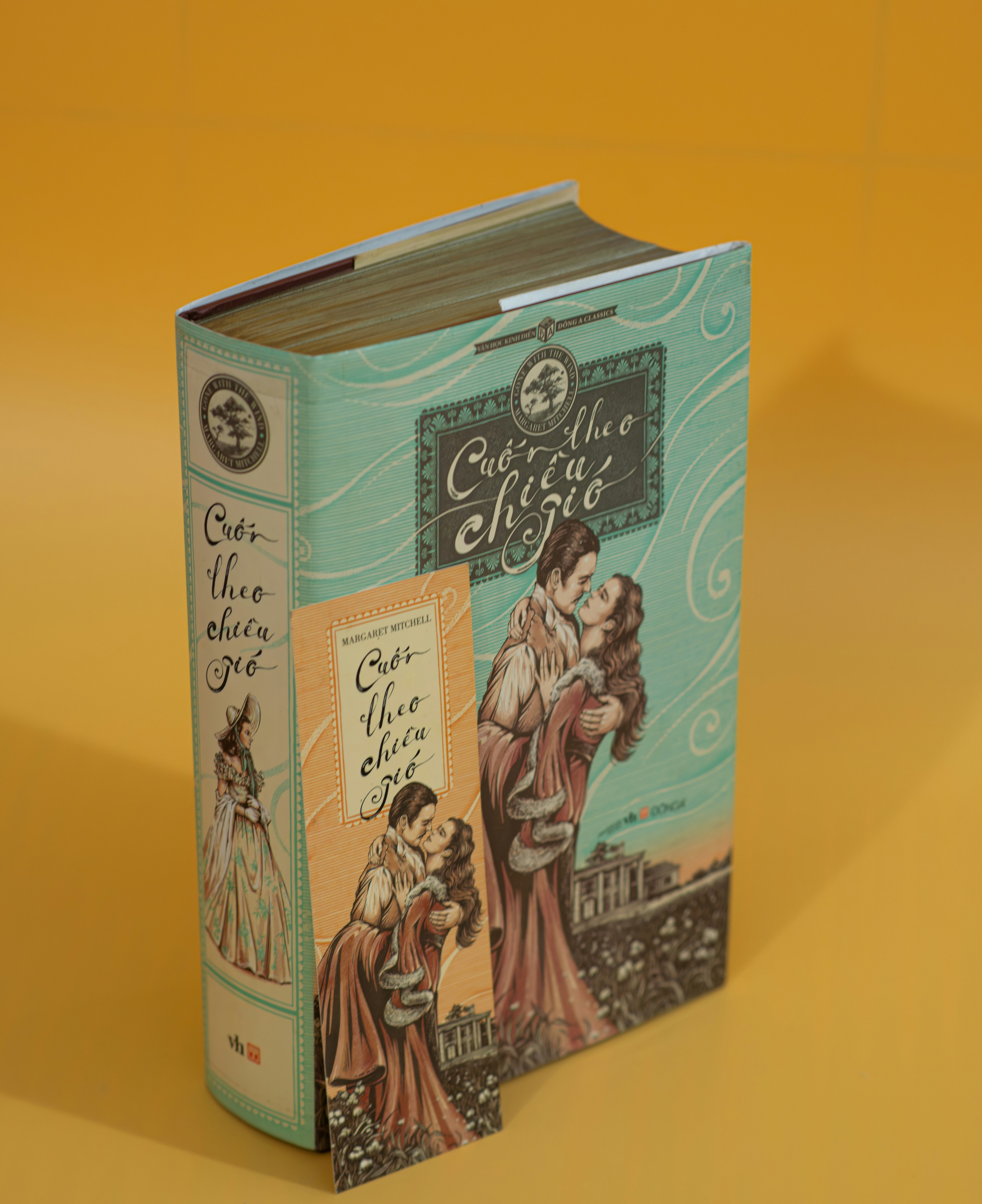 un livre avec une photo d’un homme embrassant une femme