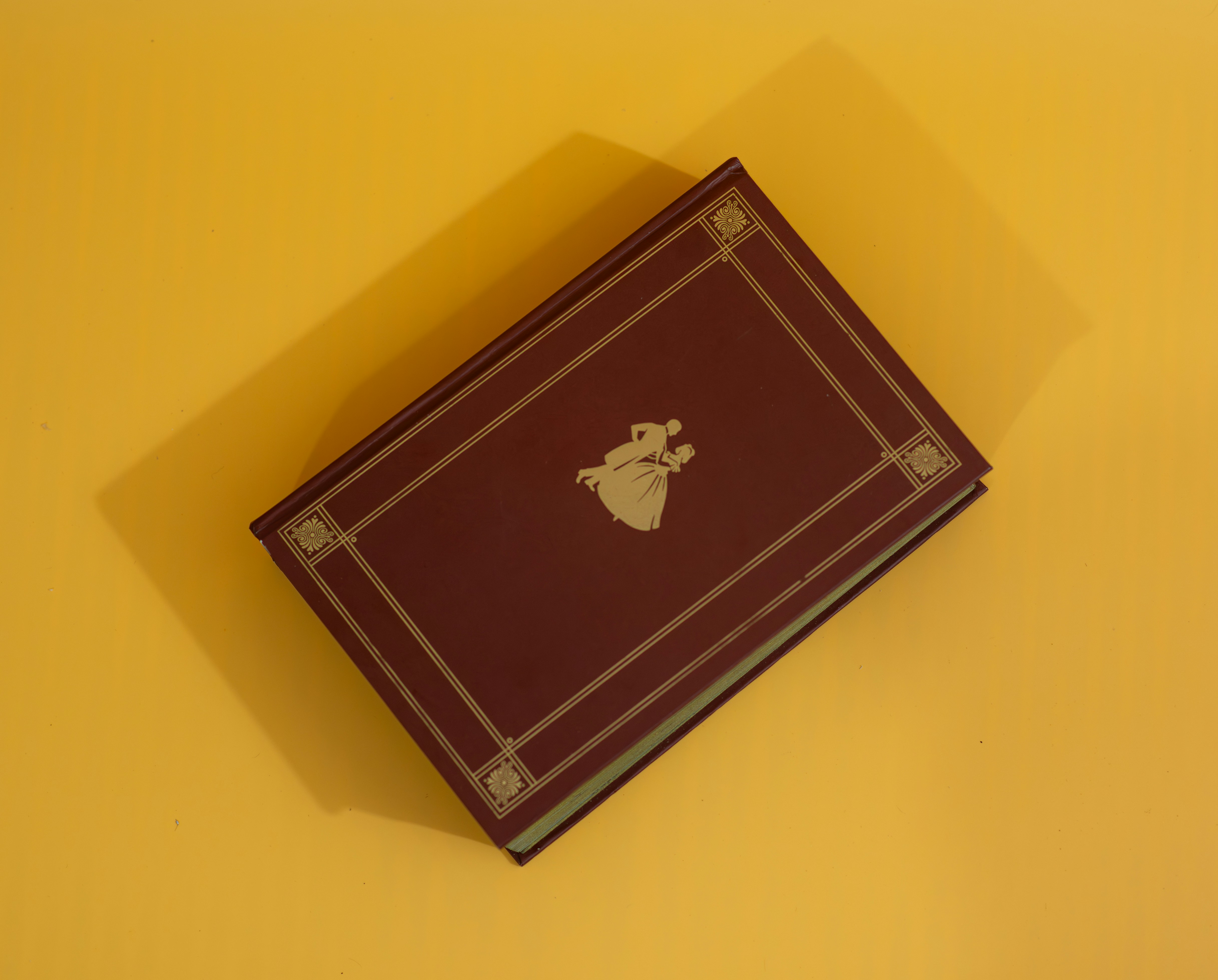 un livre posé sur une table jaune