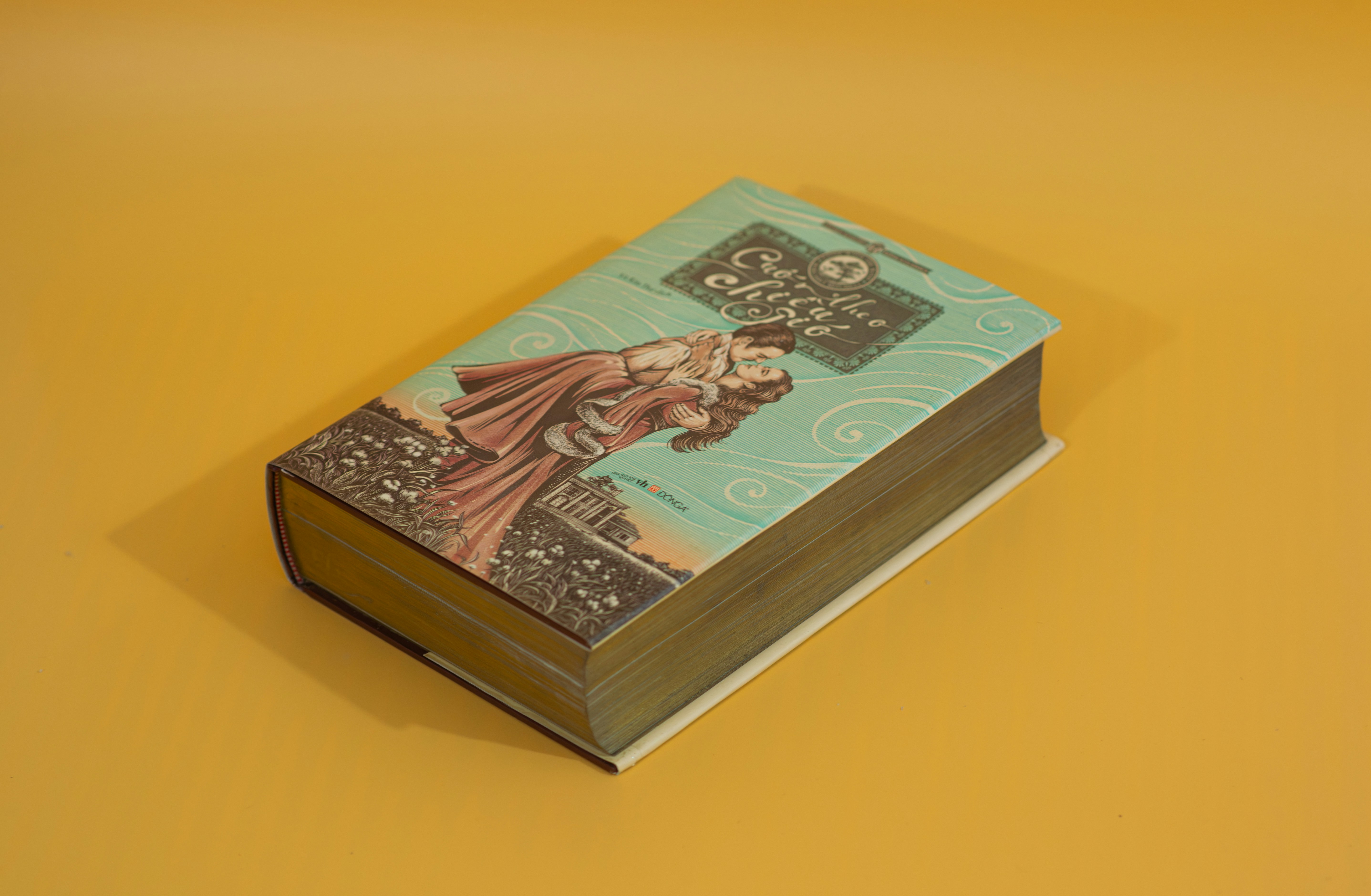 un livre posé sur une table jaune