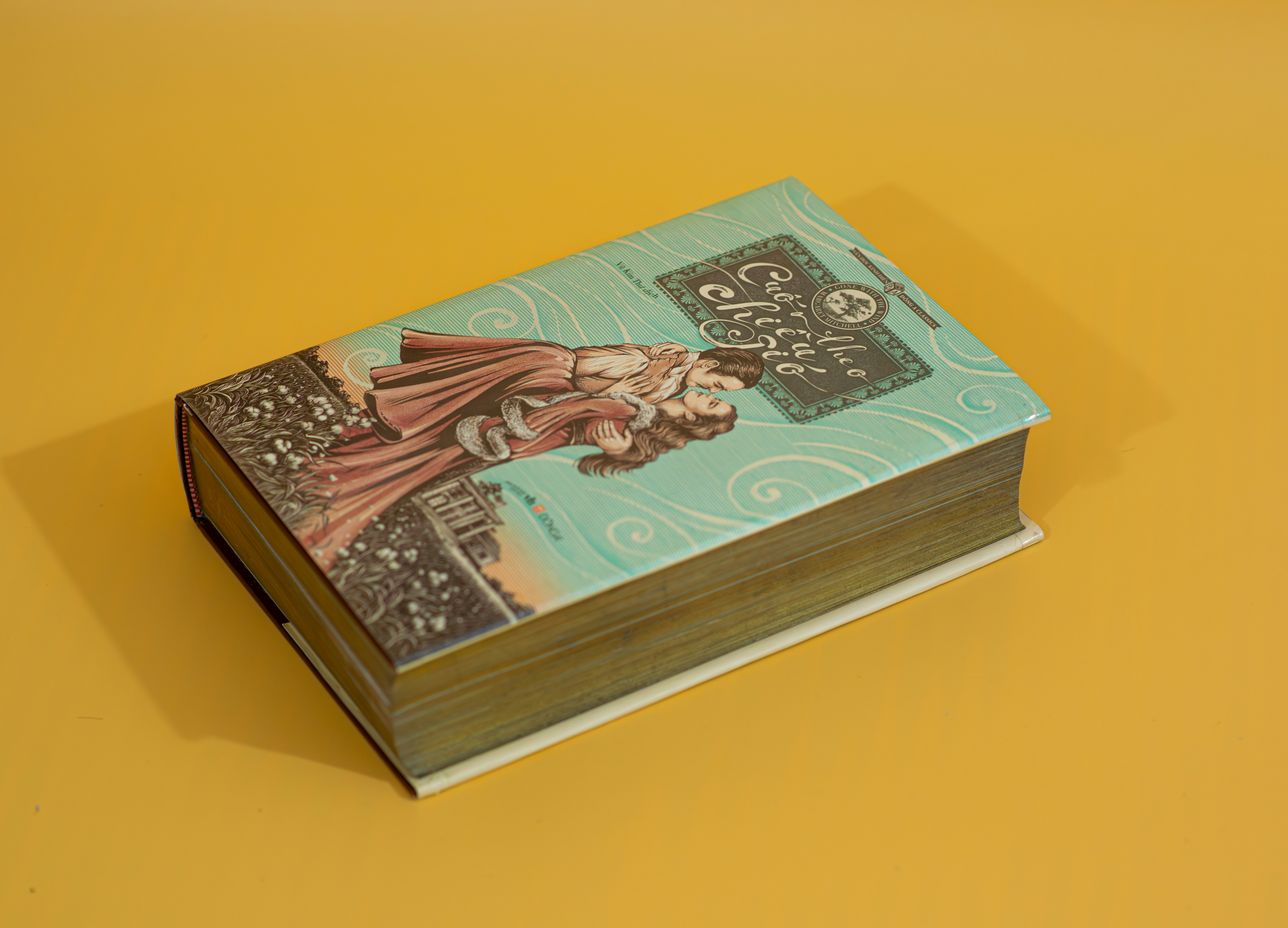 une pile de livres posée sur une table jaune