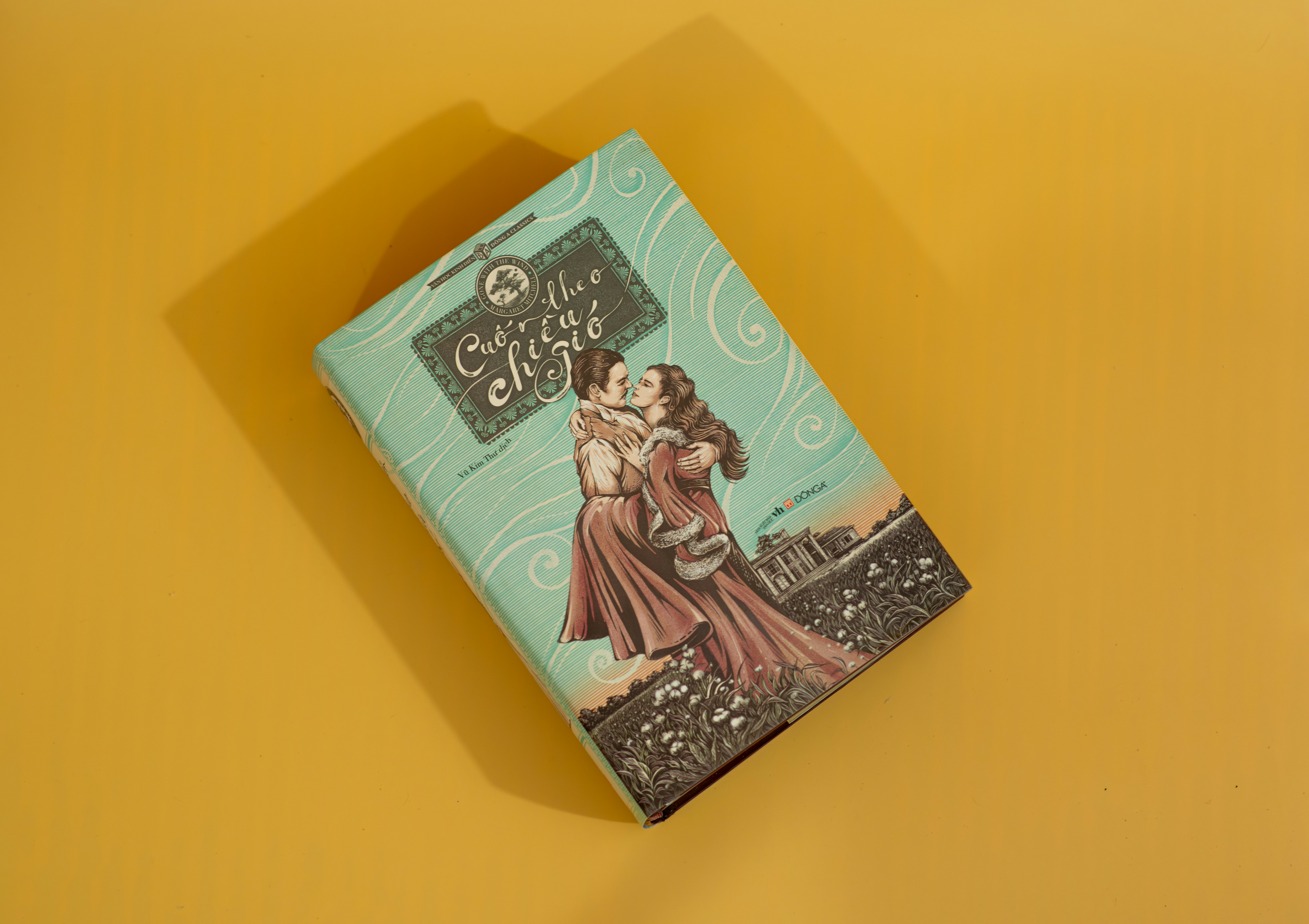 un livre avec une photo d’un couple qui s’embrasse