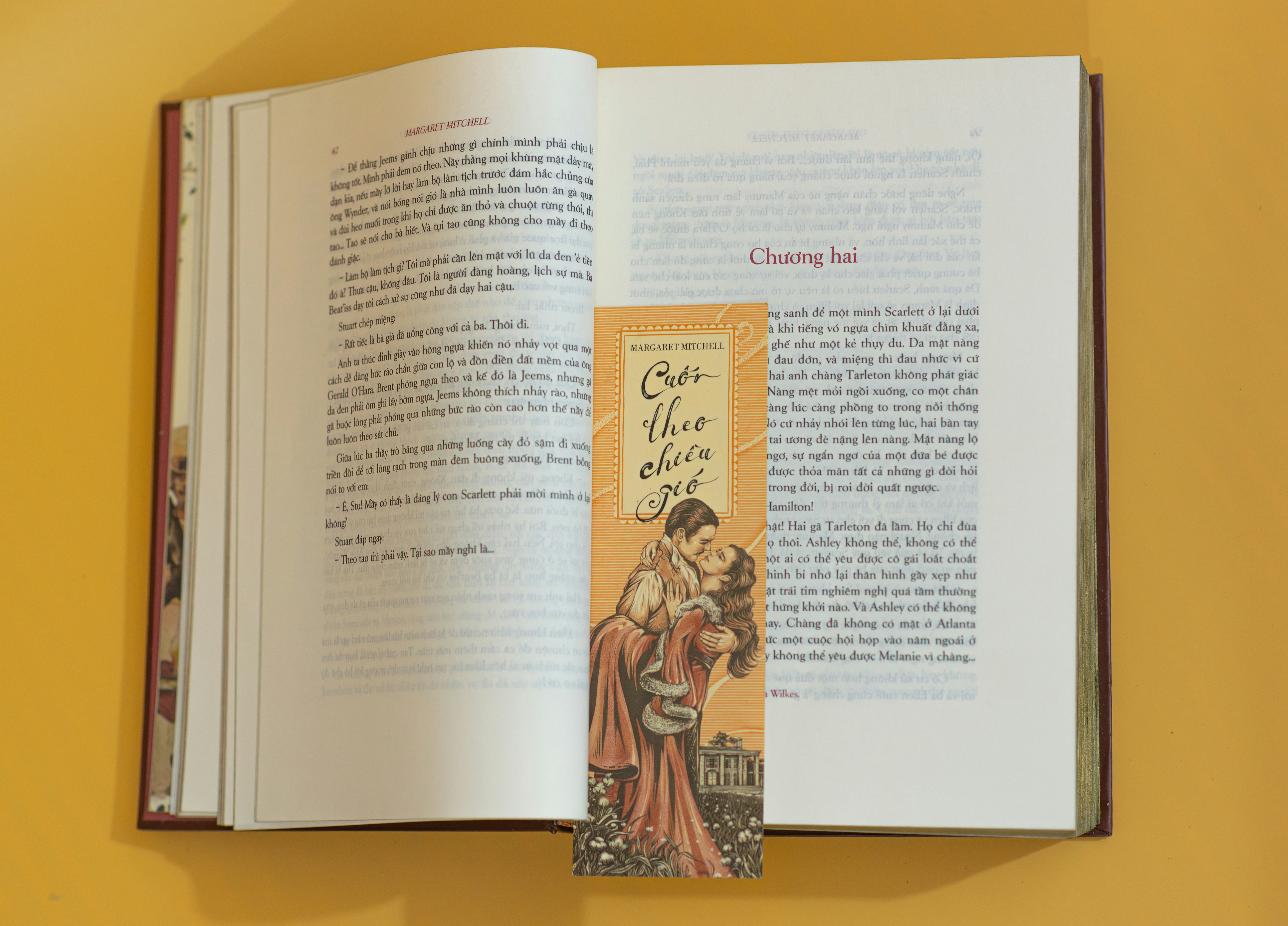 Un libro abierto con una imagen de una mujer sosteniendo a un bebé