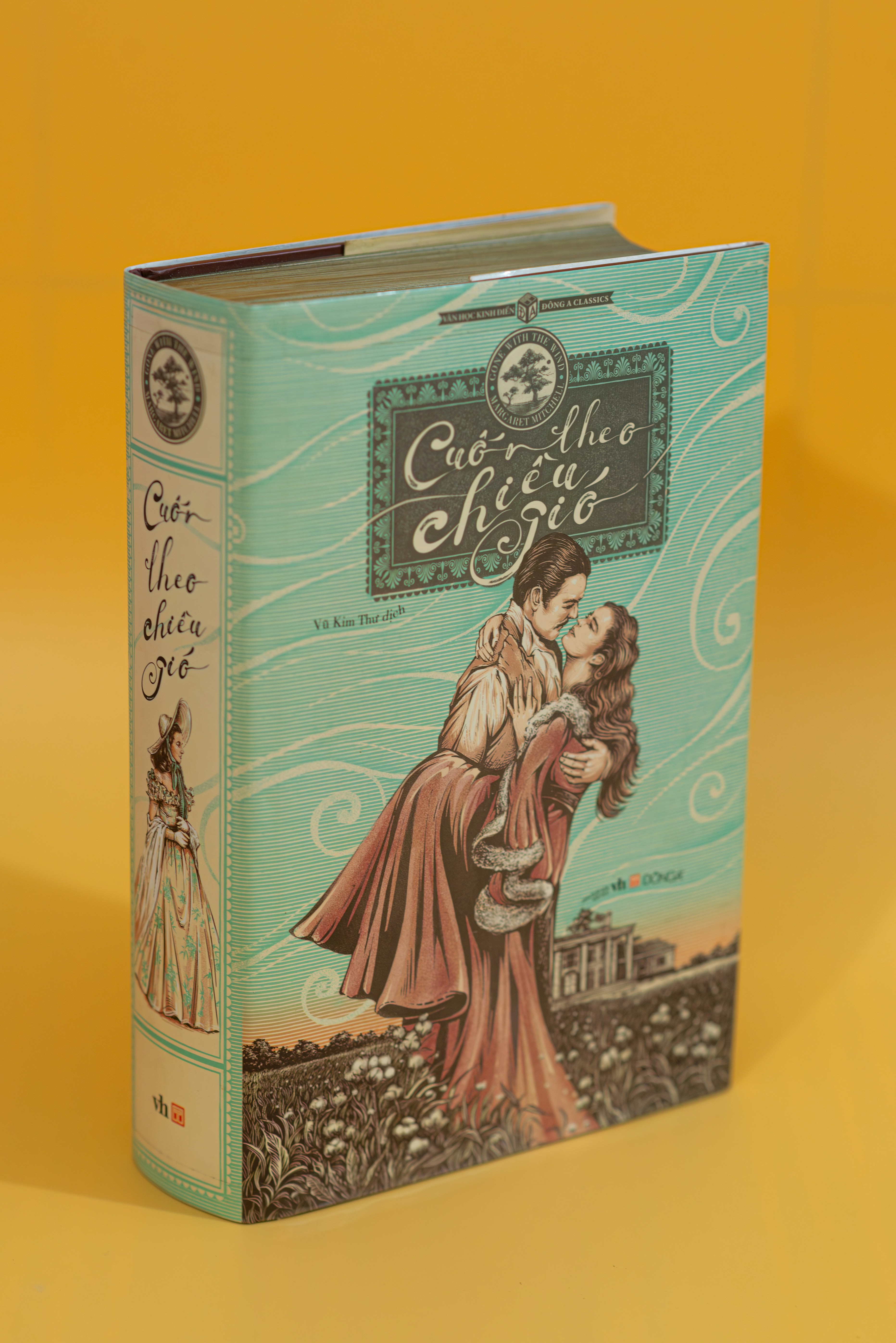 un livre avec l’image d’une femme tenant un enfant