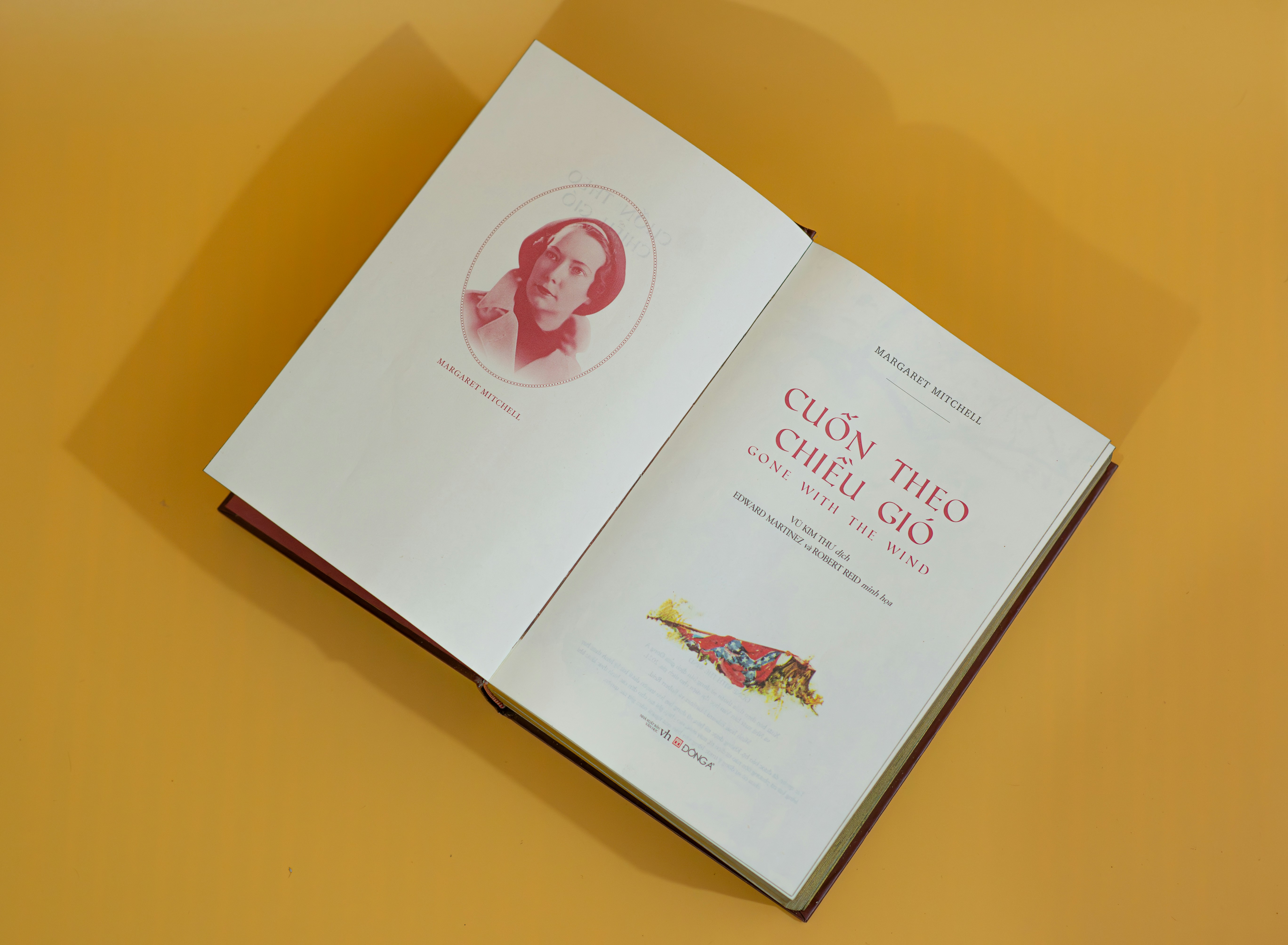 un livre ouvert avec une photo d’une femme