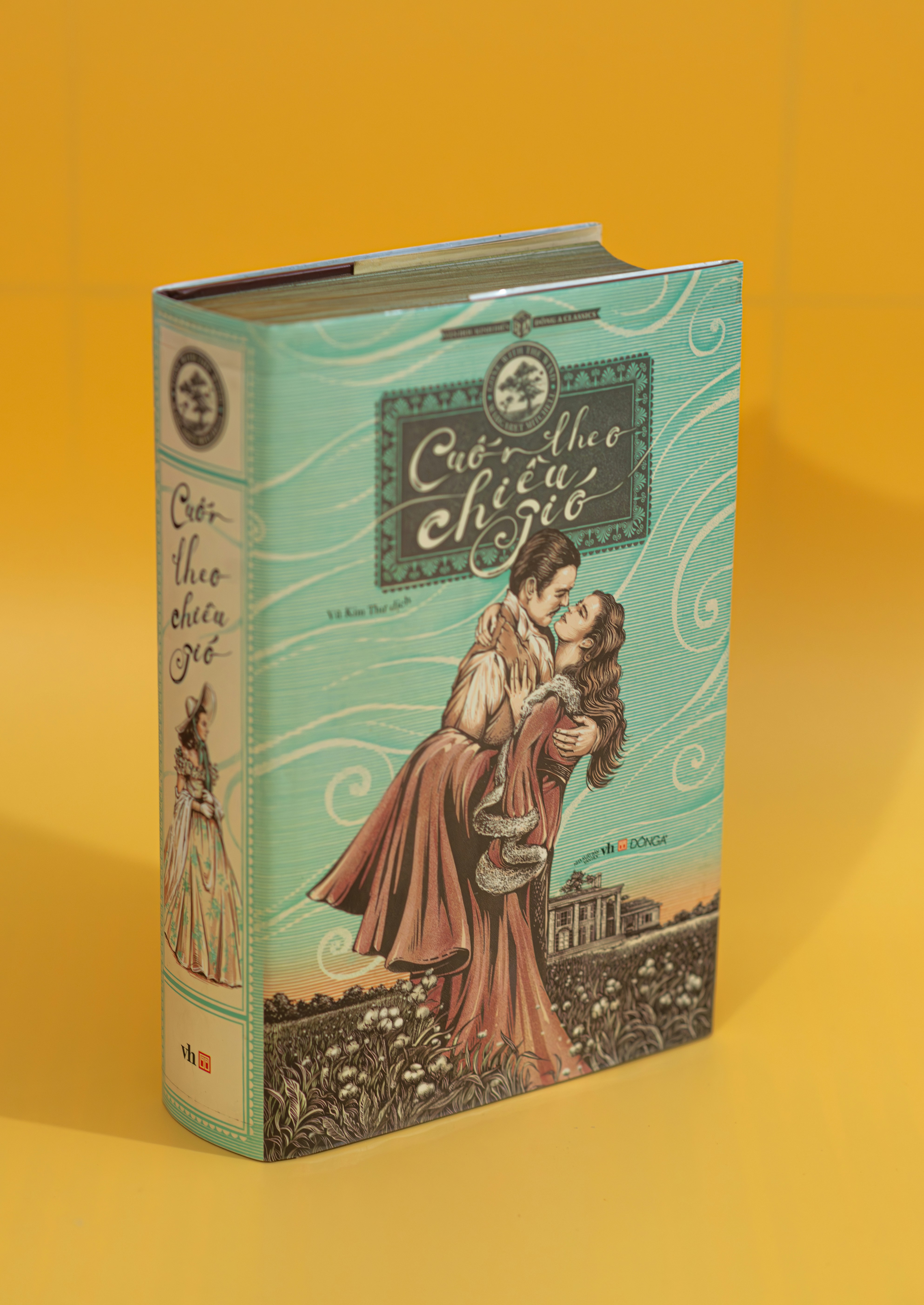 un livre avec l’image d’une femme embrassant un homme