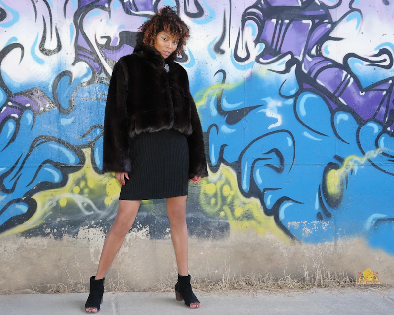 sugar mummy moderna con estilo urbano frente a un grafiti