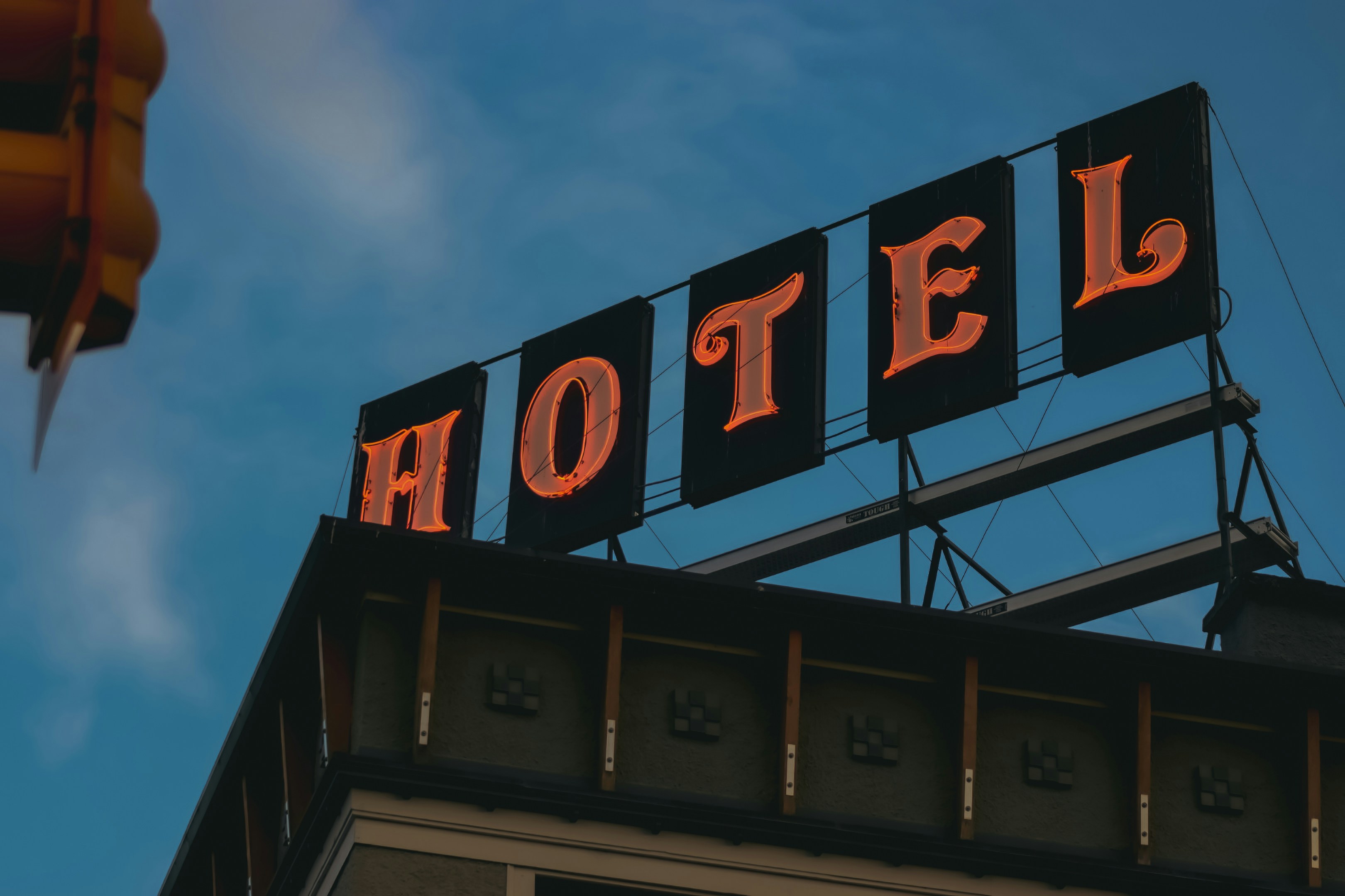 https://images.unsplash.com/photo-1714150476483-ced60cc1acfc?ixid=M3w2MjYzNjJ8MHwxfHNlYXJjaHwxMHx8aG9zcGl0YWxpdHklMjBpbmR1c3RyeXxlbnwwfDB8fHwxNzUyODY0MDY3fDA&ixlib=rb-4.1.0