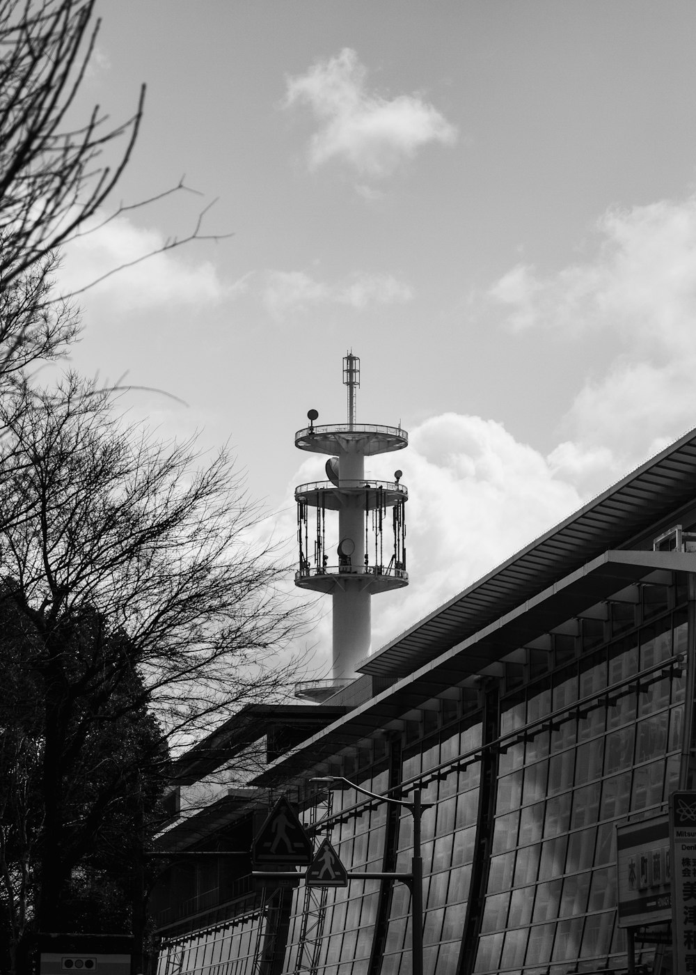 Una foto en blanco y negro de una torre del reloj