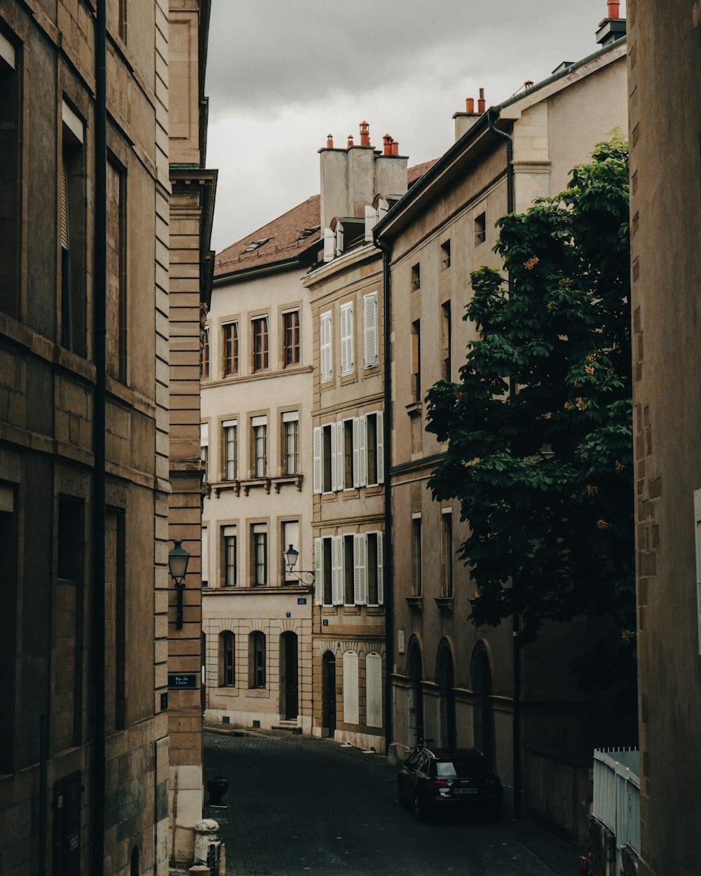 a narrow alley way between two buildings