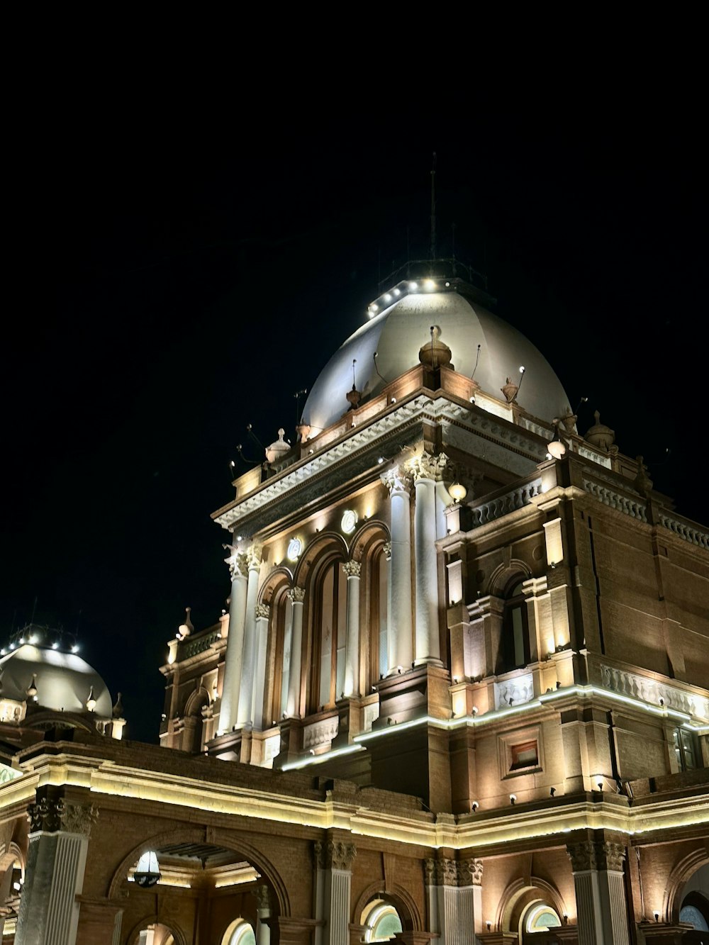 Un gran edificio iluminado por la noche