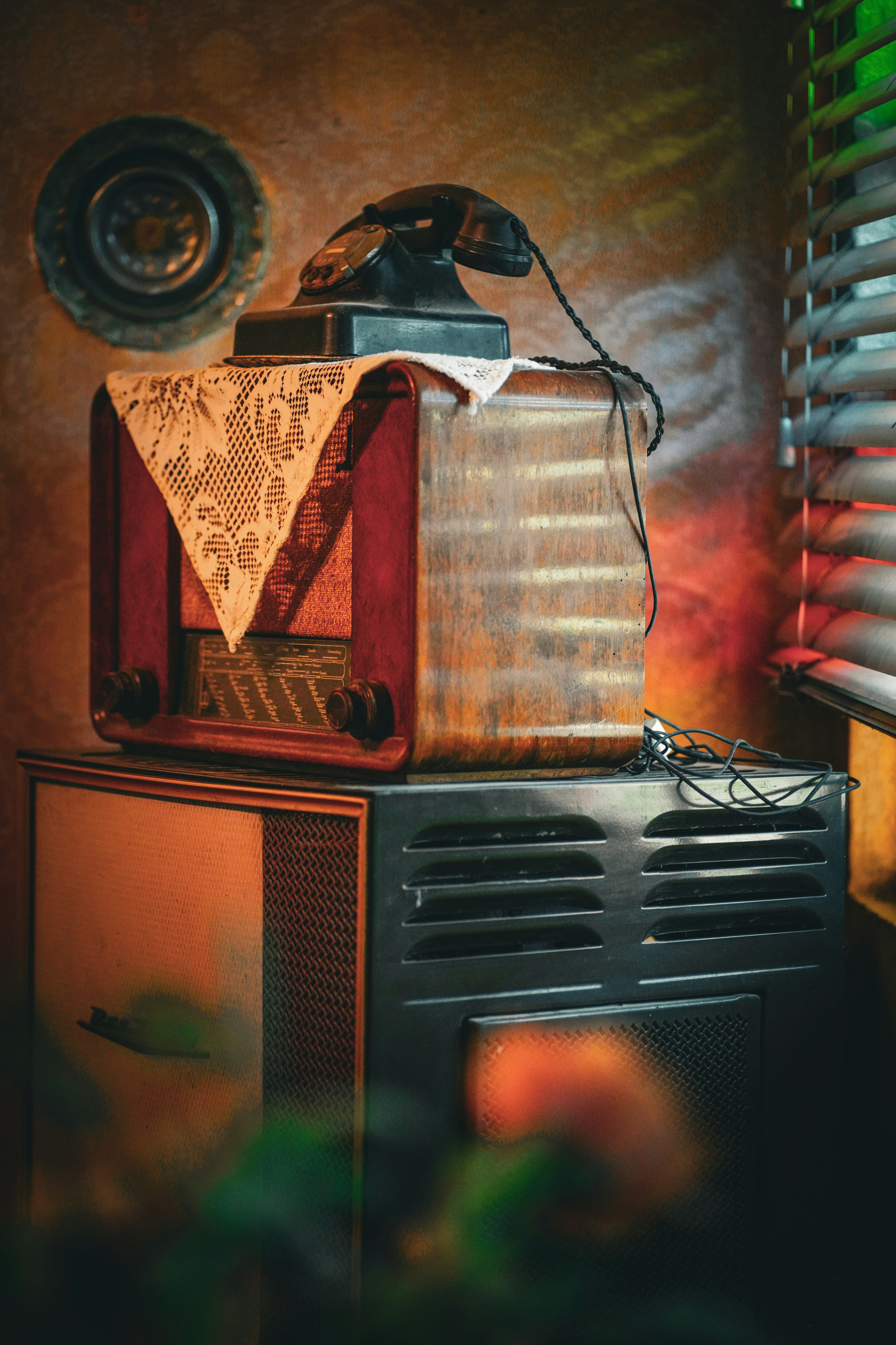 an old fashioned radio sitting on top of a cabinet