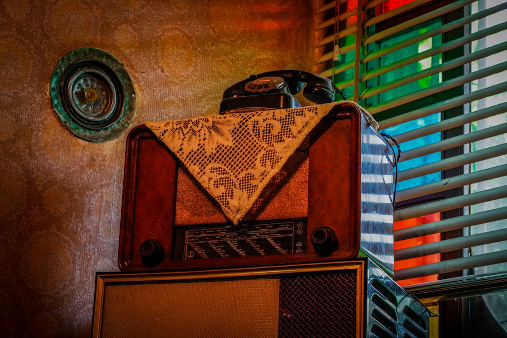 an old fashioned radio sitting on top of a table