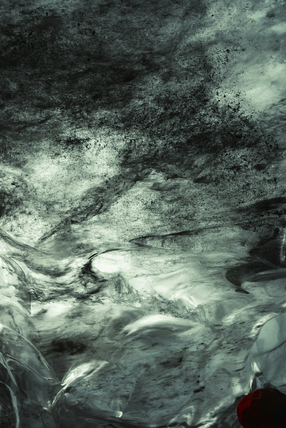 une photo en noir et blanc d’une chaîne de montagnes