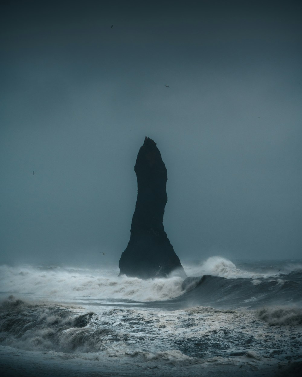 una gran roca que sobresale del océano
