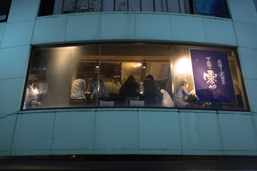 Un grupo de personas de pie fuera de un edificio