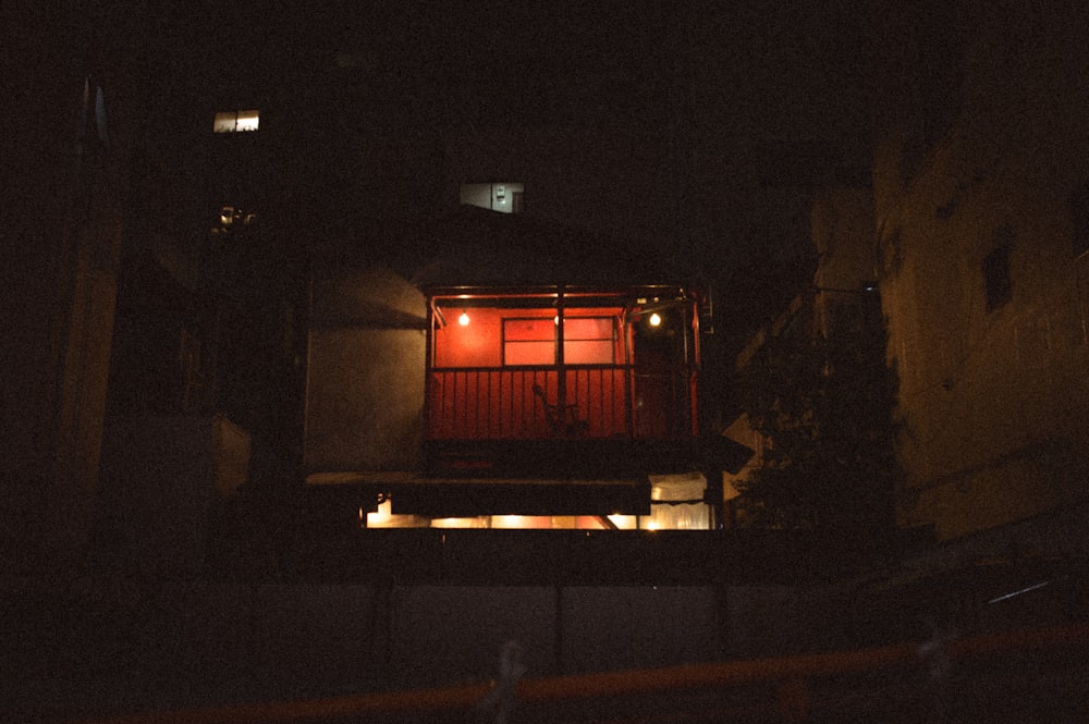 Un pequeño edificio iluminado por la noche en la oscuridad