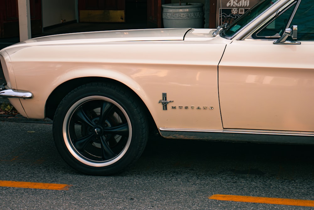 Un Mustang blanco estacionado en un estacionamiento