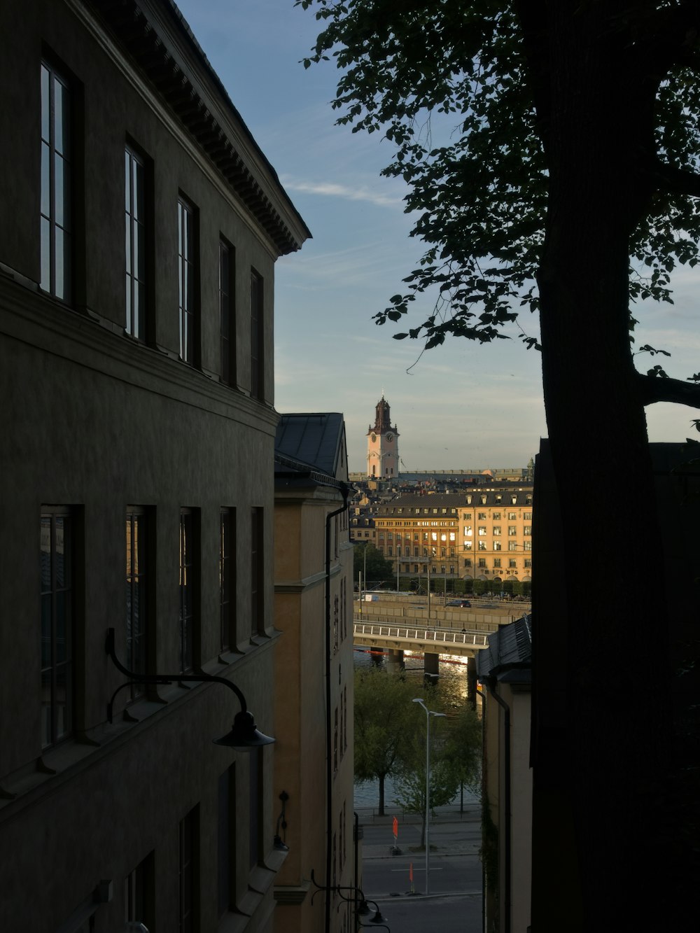 une vue d’une ville avec un pont au loin