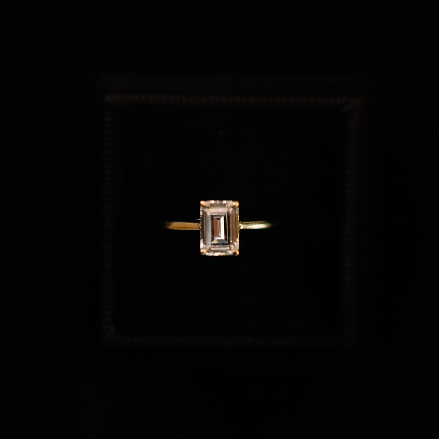 Juliette pear solitaire on a knife-edge band