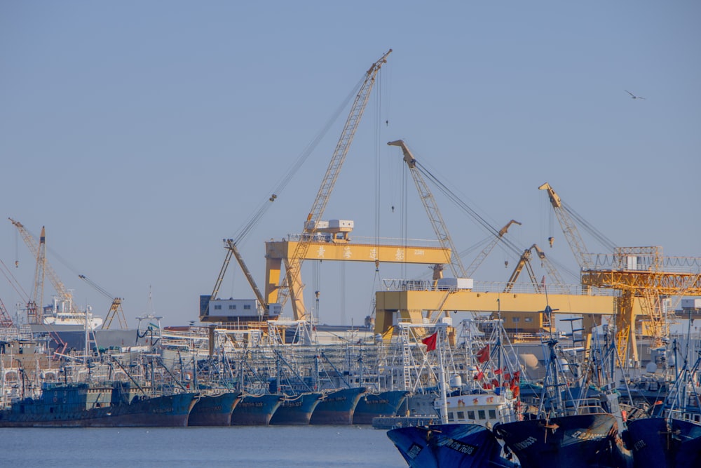 Un puerto lleno de barcos y grúas