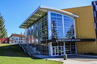 a building that has a lot of windows on it