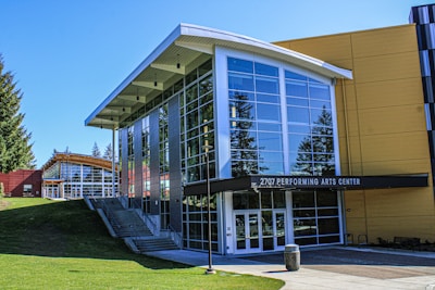 a building that has a lot of windows on it