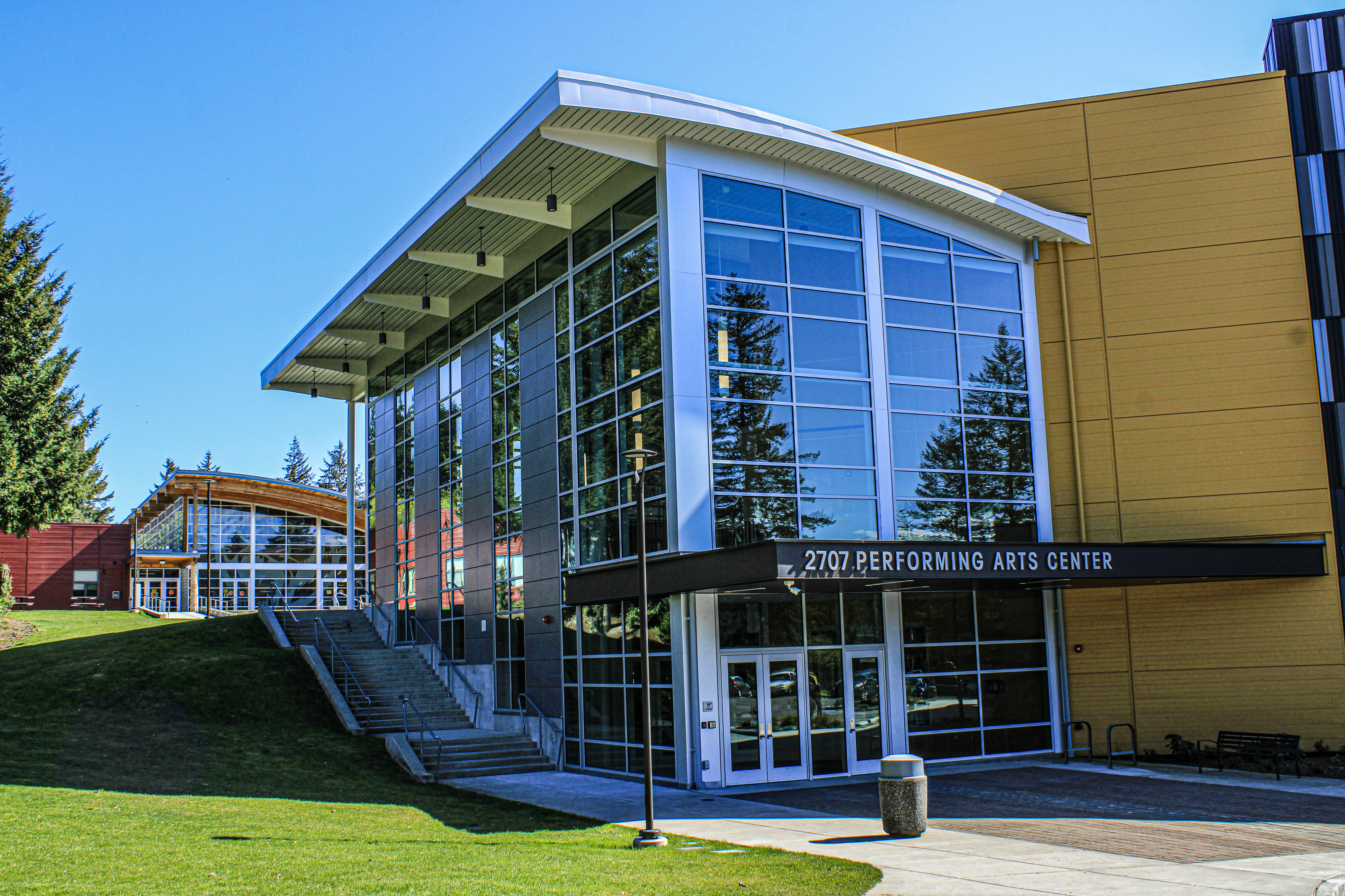 a building that has a lot of windows on it