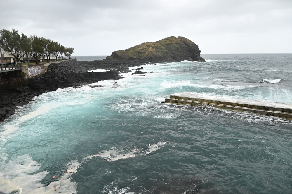 una gran masa de agua junto a una costa rocosa