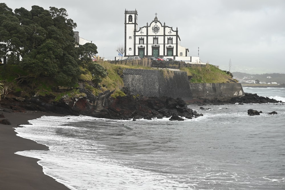 Una iglesia en un acantilado con vistas al océano