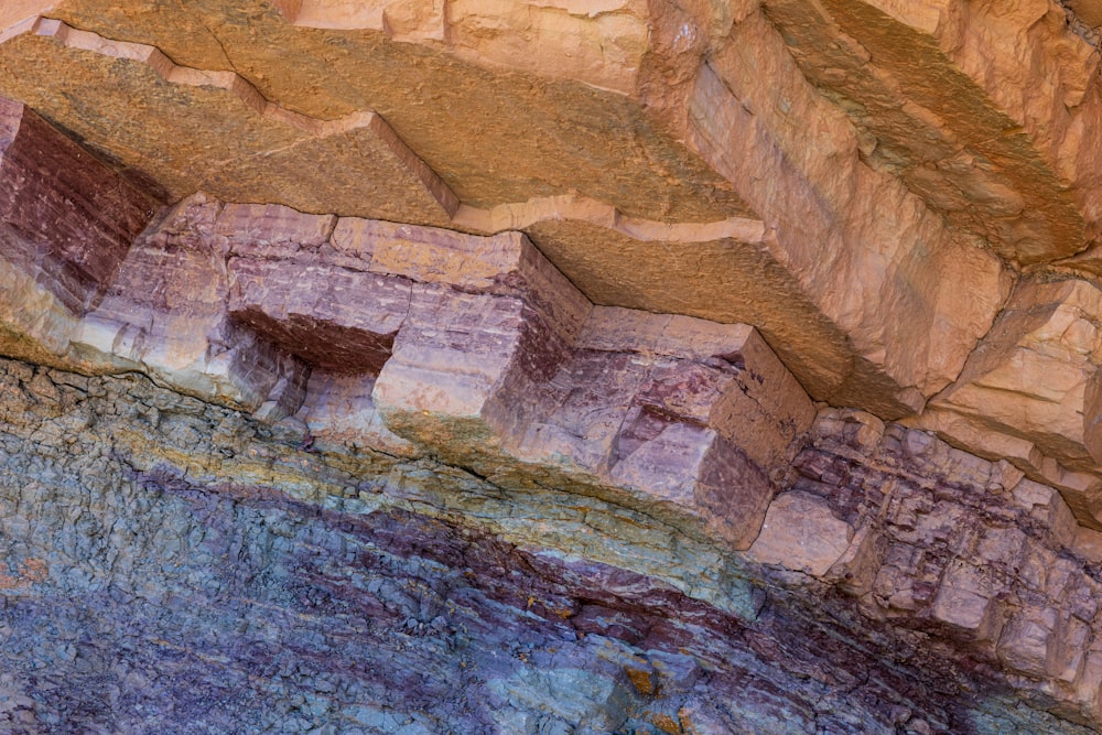 a group of rocks that are next to each other