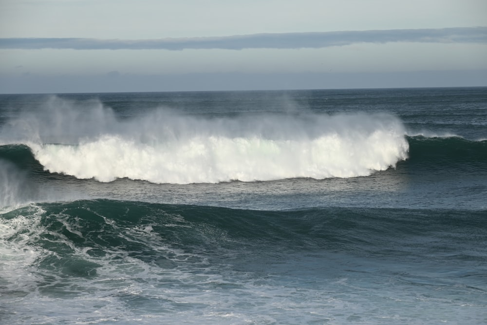 eine große Welle mitten im Ozean