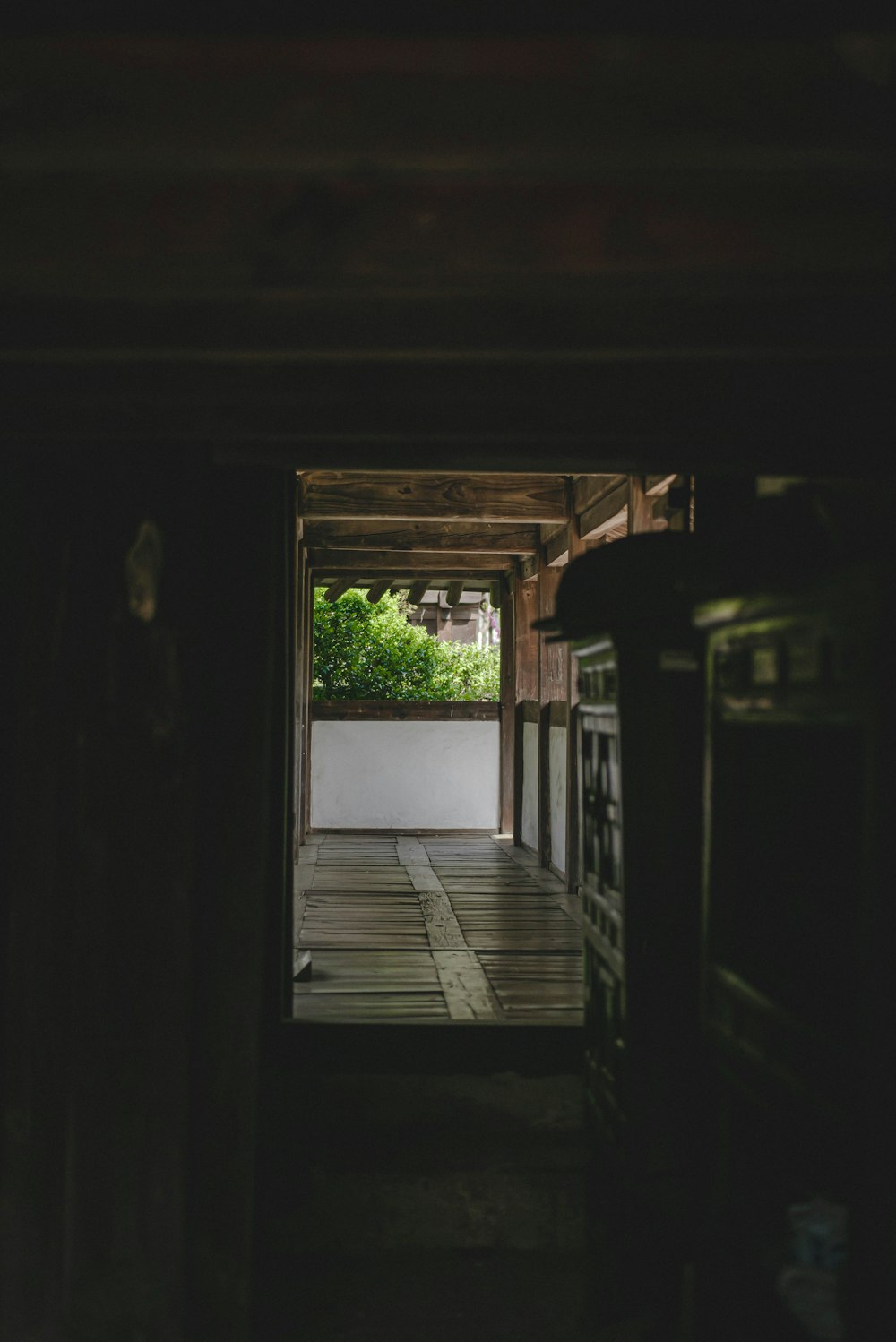 una porta aperta che conduce in una stanza con pavimenti in legno