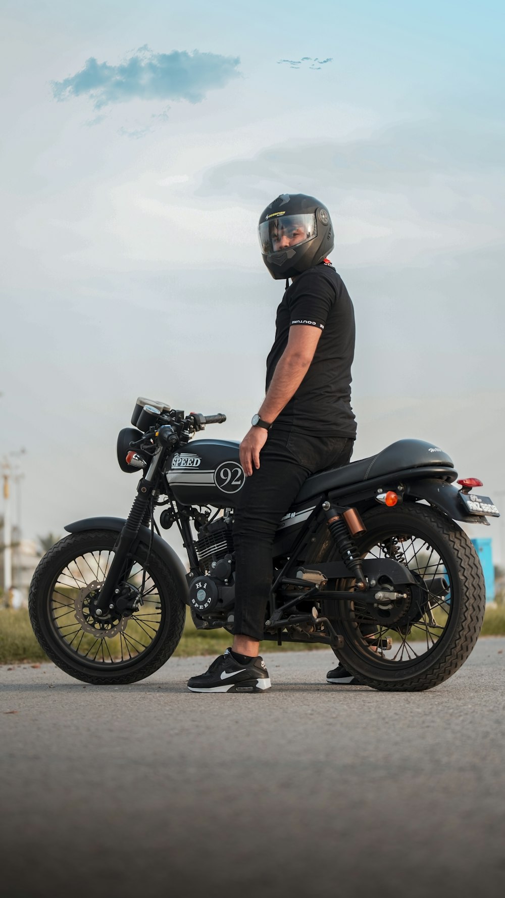 um homem usando um capacete sentado em uma motocicleta