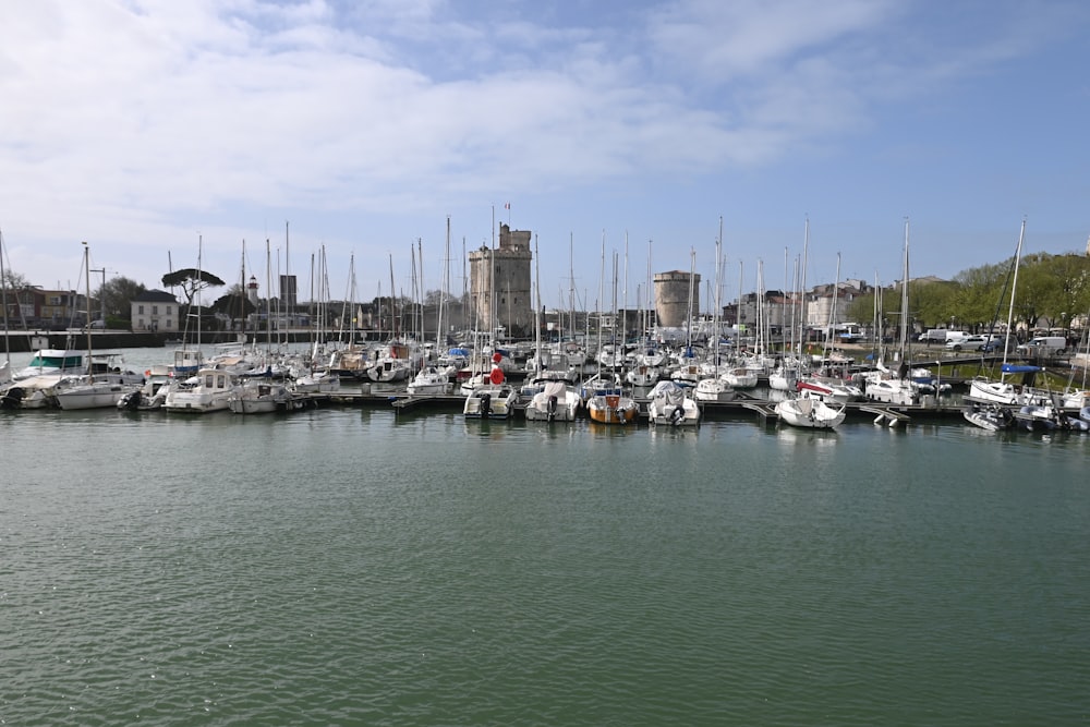 um porto cheio de barcos brancos