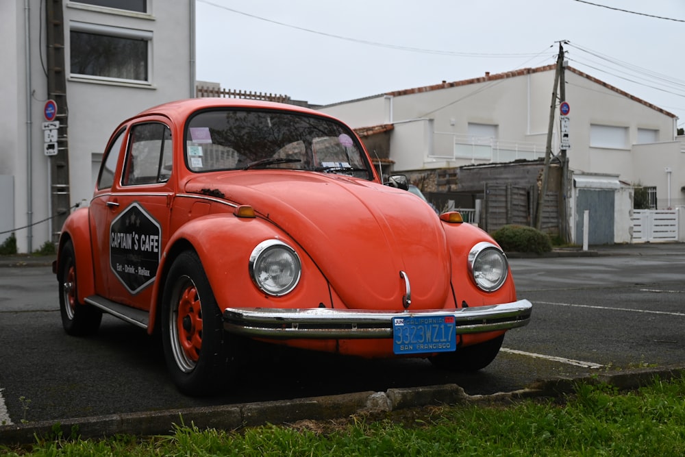 Um VW Bug laranja estacionado em um estacionamento