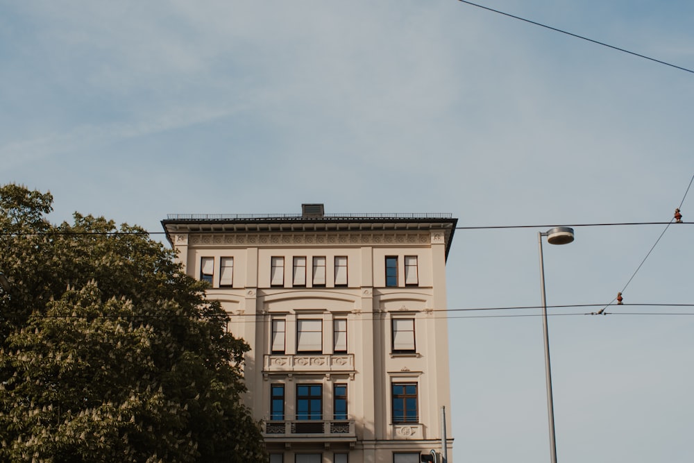 um prédio alto sentado ao lado de uma luz de rua