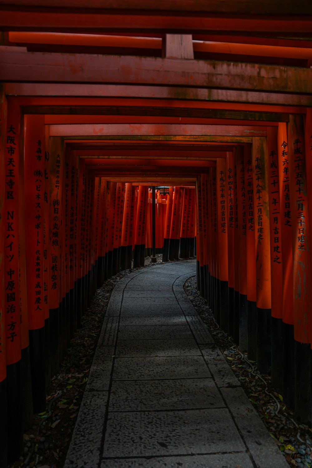 Ein Gehweg, der von roten Tori Tori Tori Tori tori