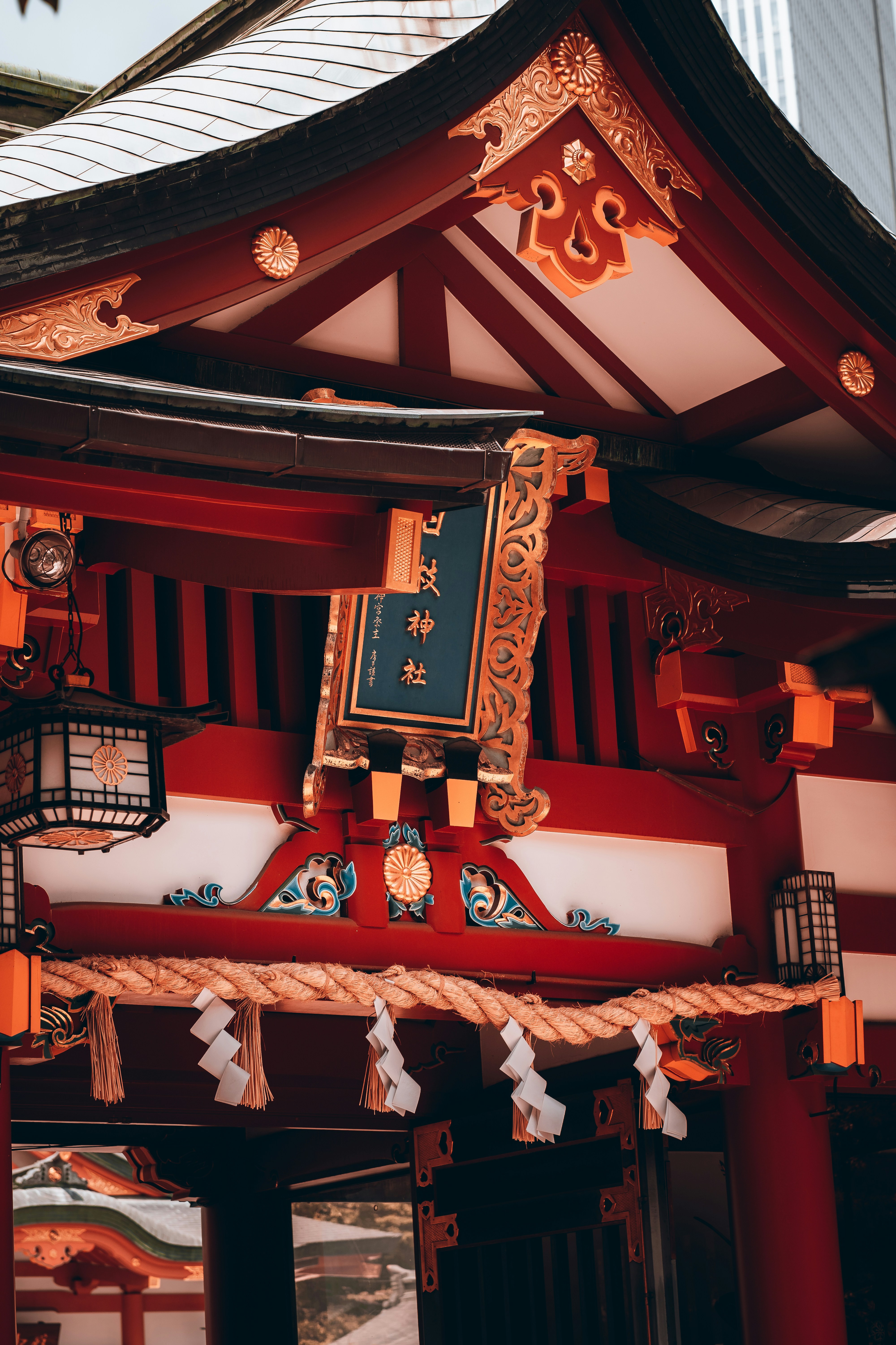 正面に時計が置かれた赤い建物