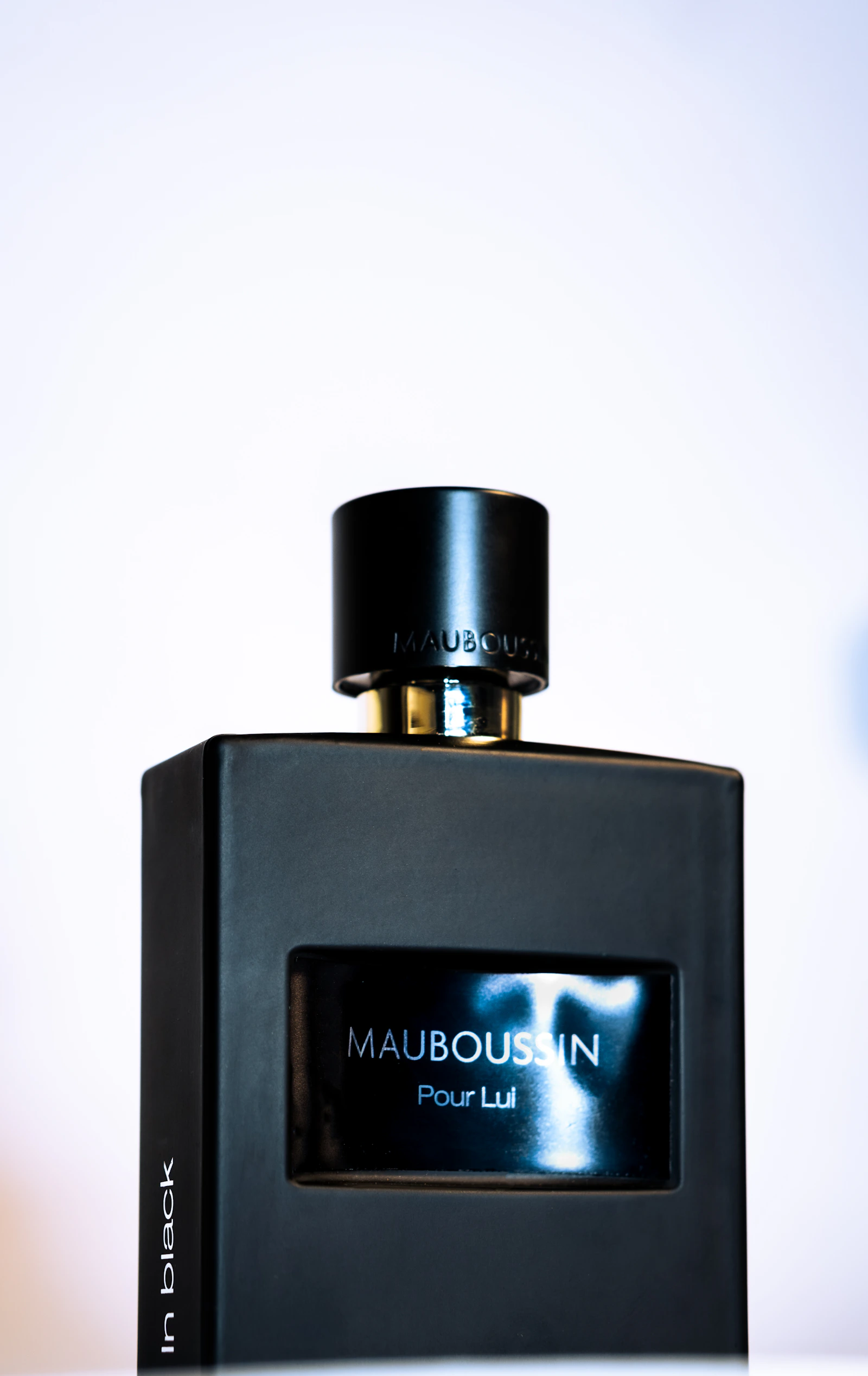 Primer plano de un frasco de perfume