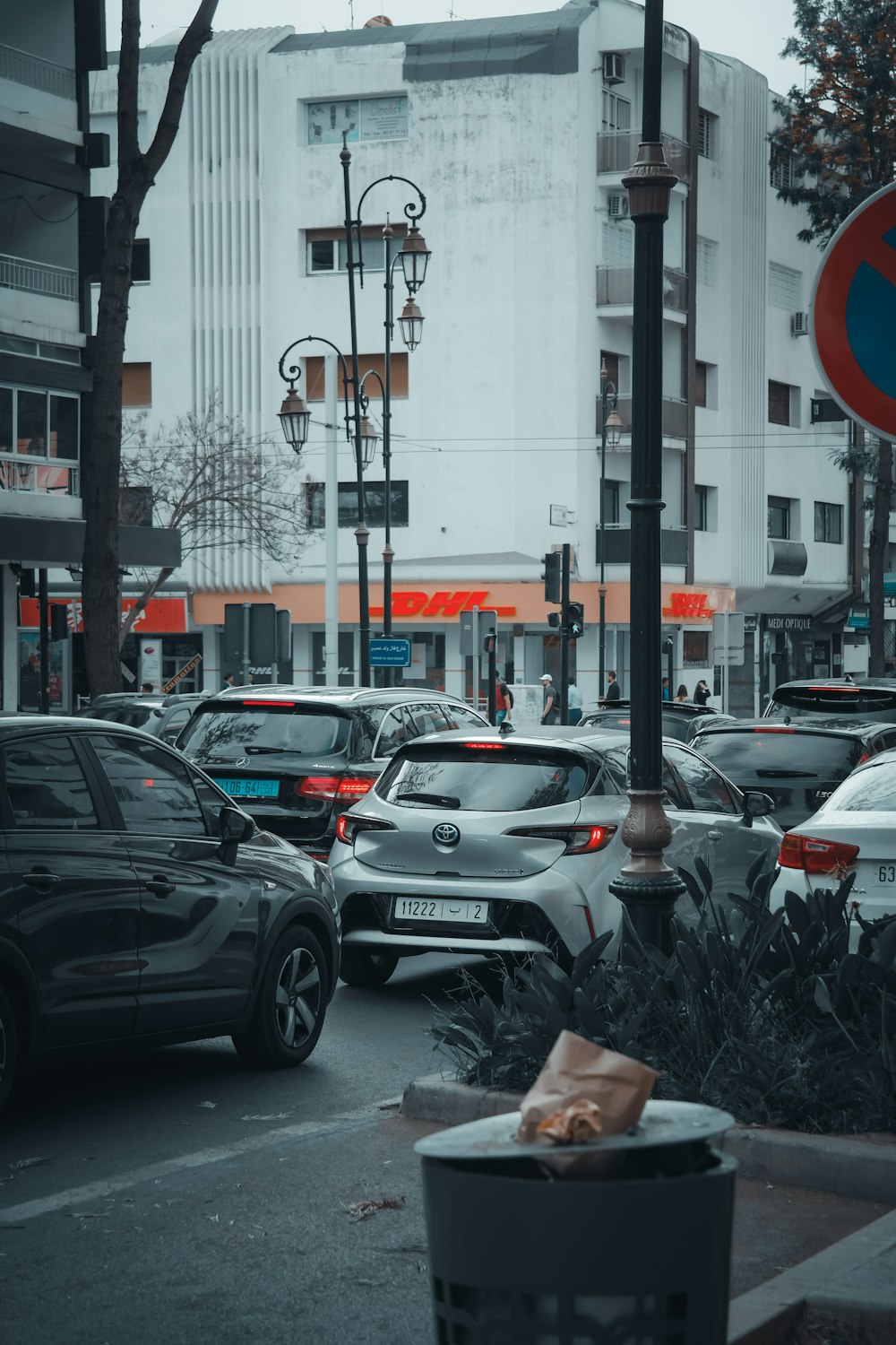 Eine Stadtstraße mit vielen geparkten Autos