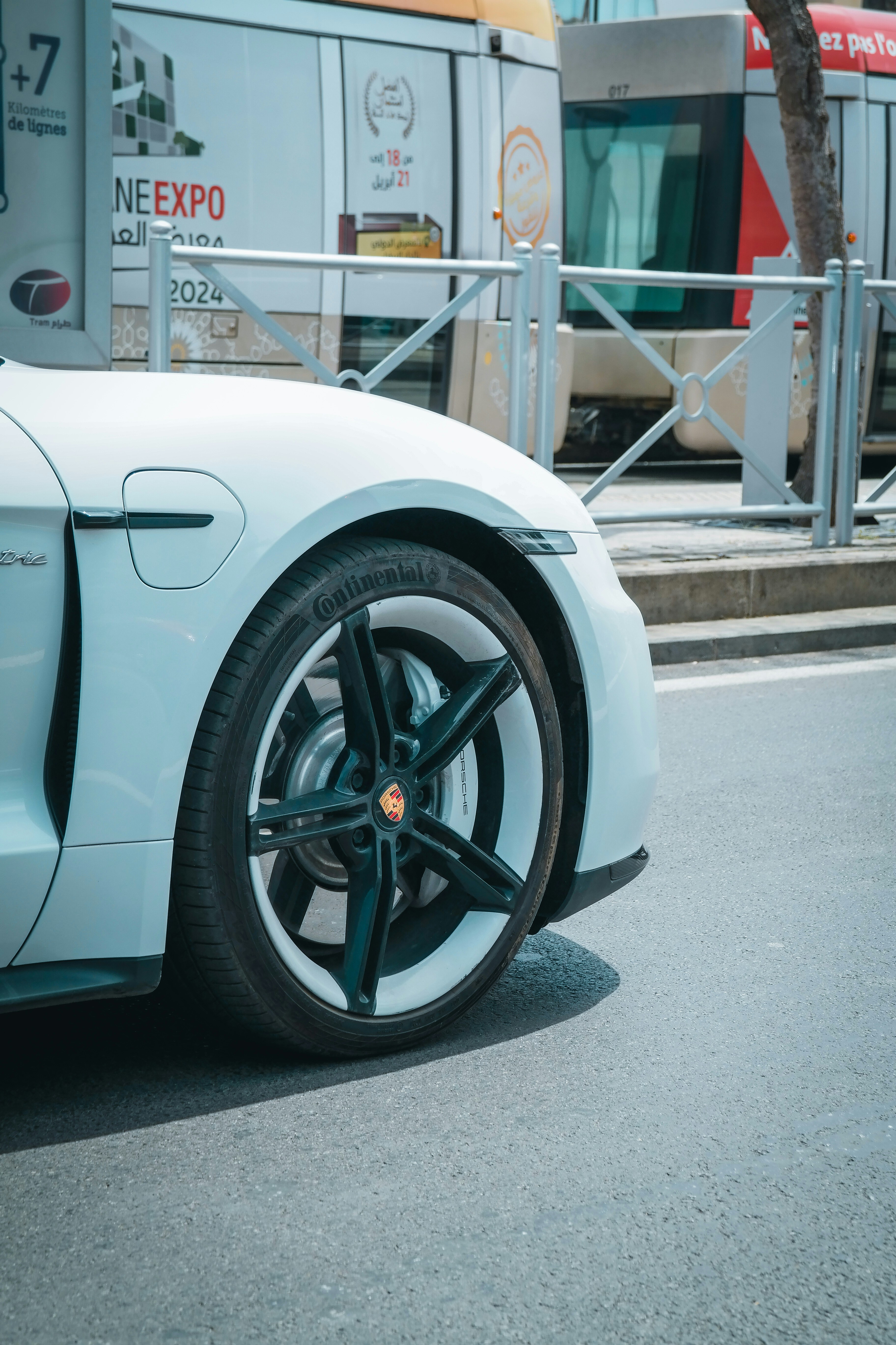 un'auto sportiva bianca parcheggiata sul ciglio della strada