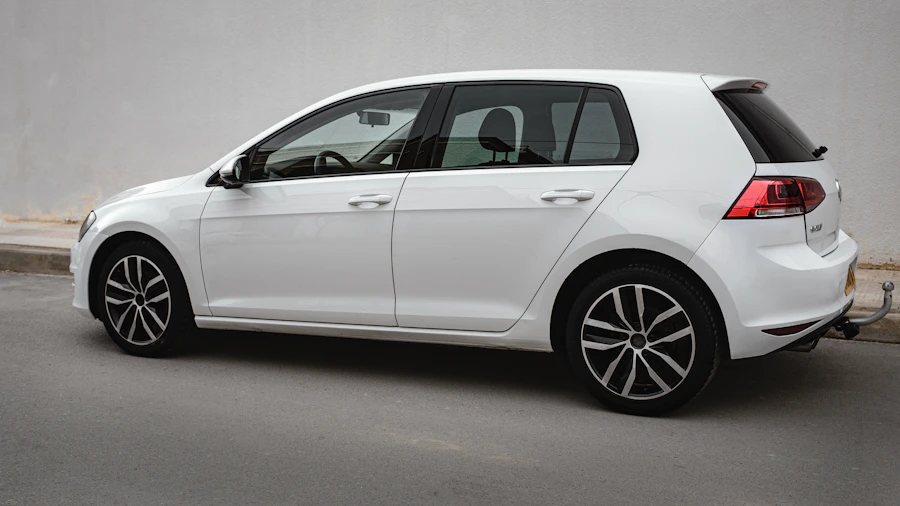 Volkswagen Golf compacte blanche
