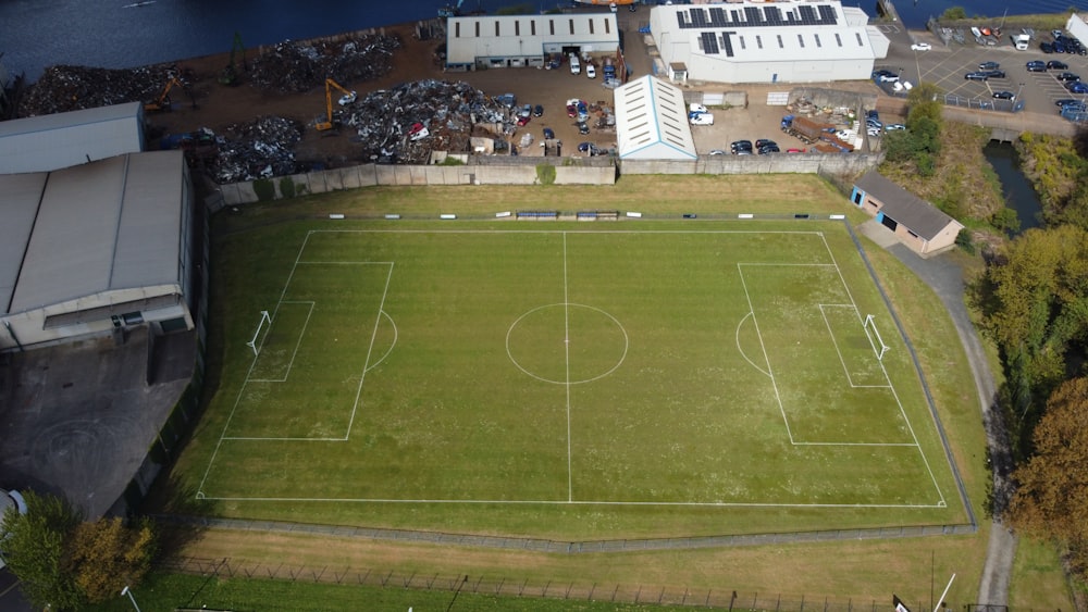 une vue aérienne d’un terrain de football dans une ville
