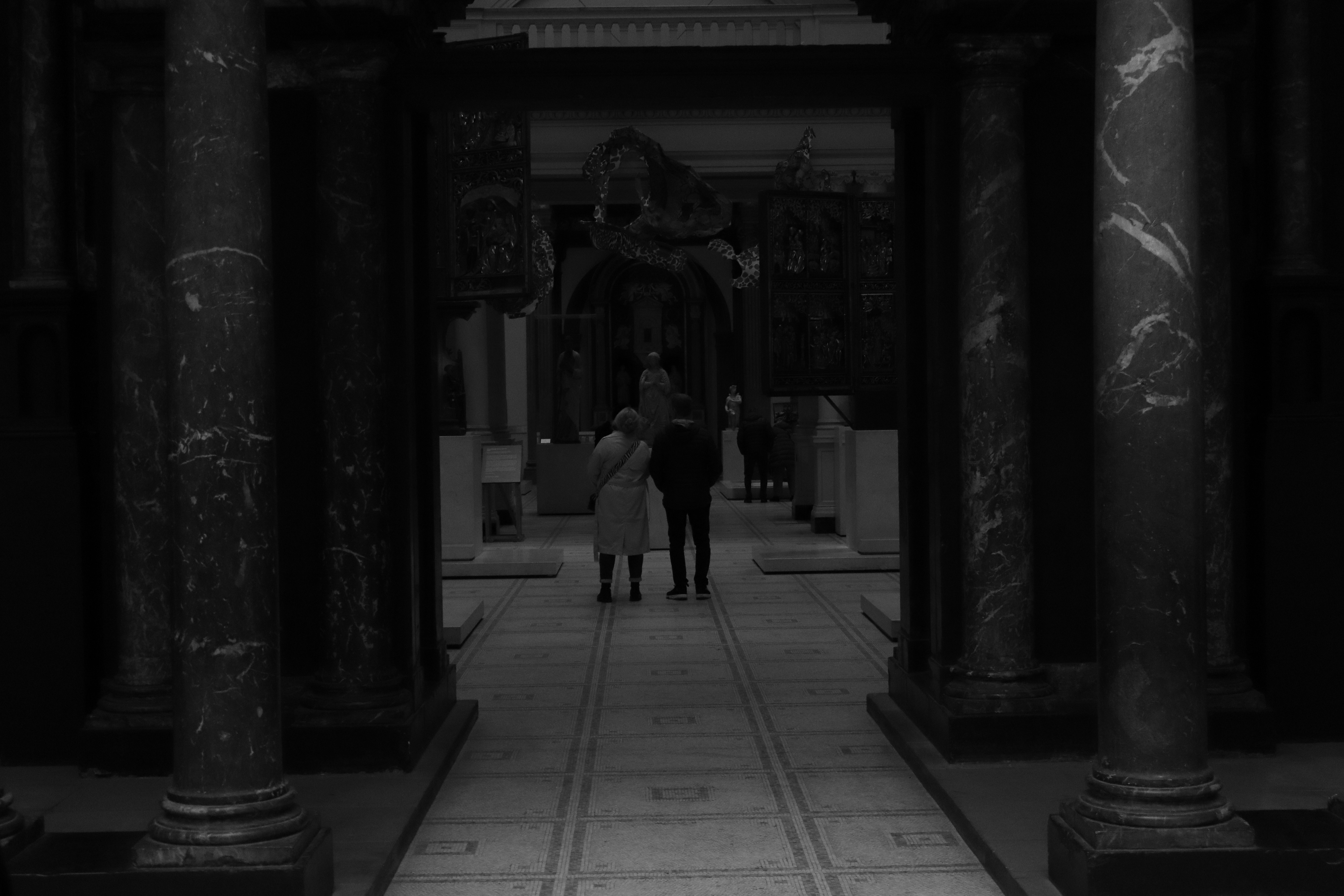 建物の中に立つ男女