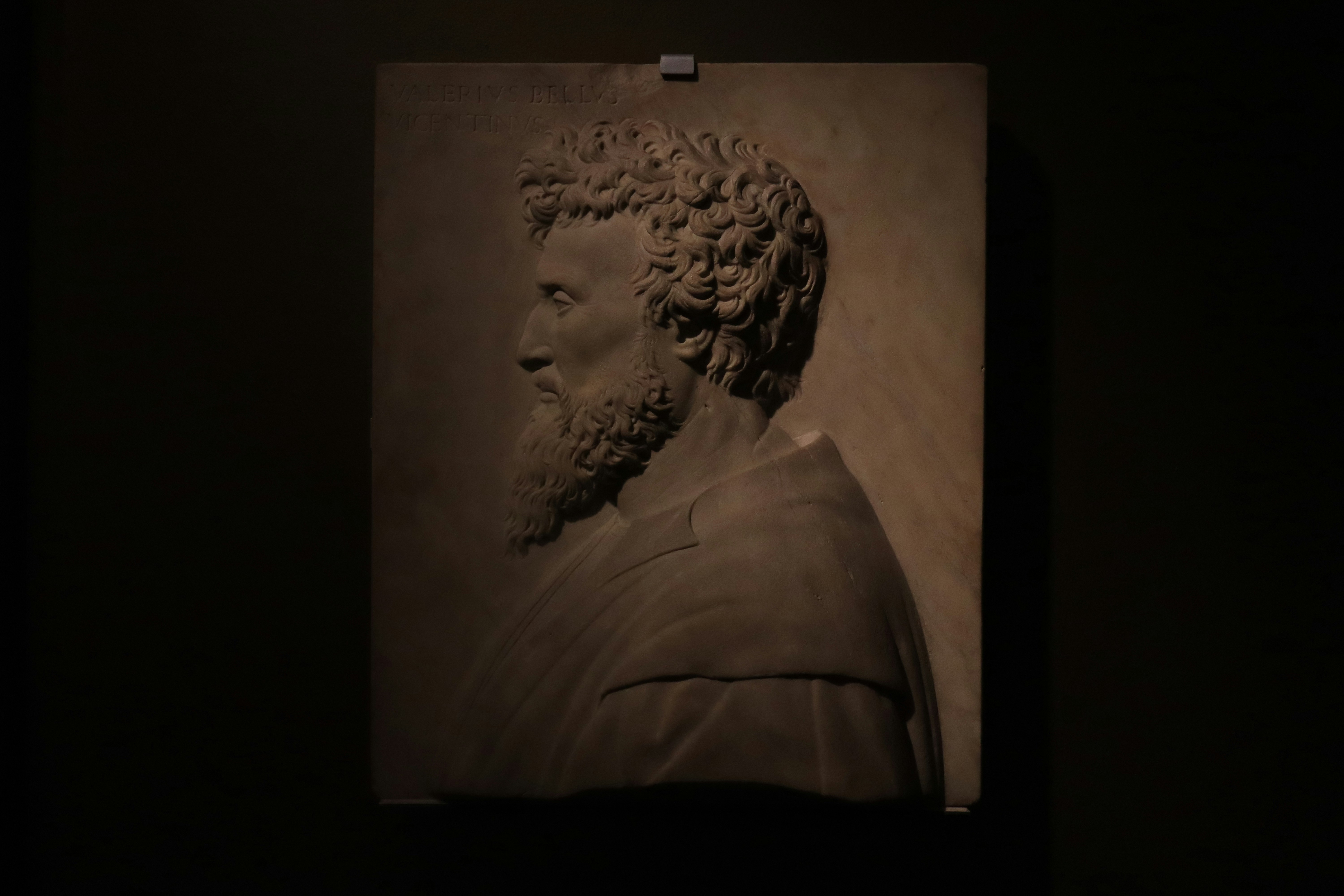 Dlaczego mojej strony nie ma w Google? - a black and white photo of a bust of a man