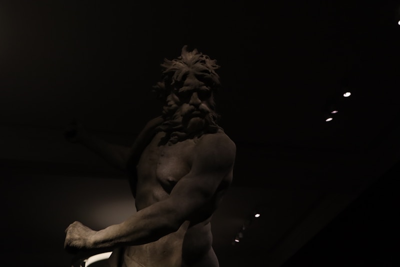 estátua masculina segurando taco