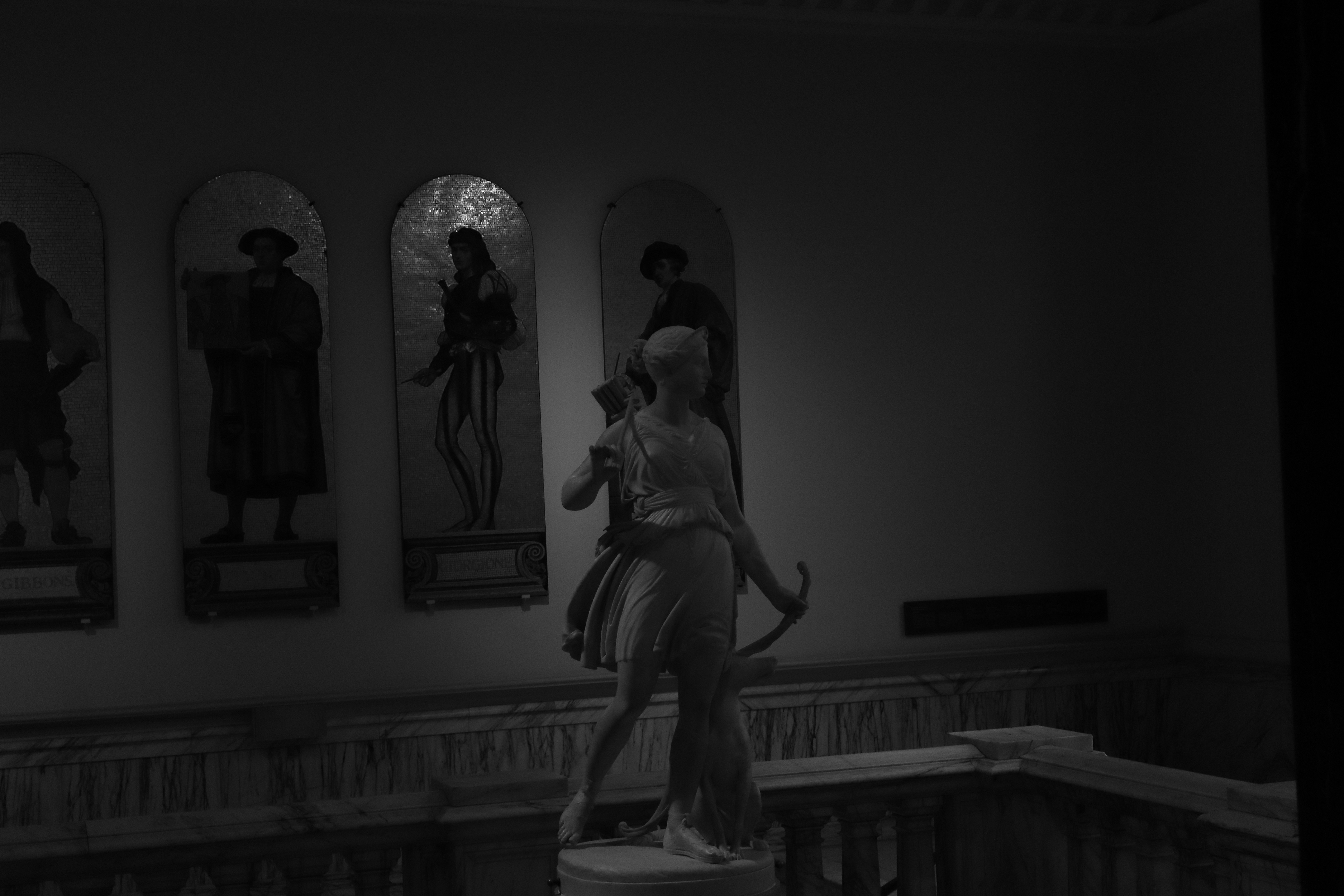 Jakie są korzyści z lokalnego pozycjonowania stron? - a statue of a woman standing in front of three mirrors