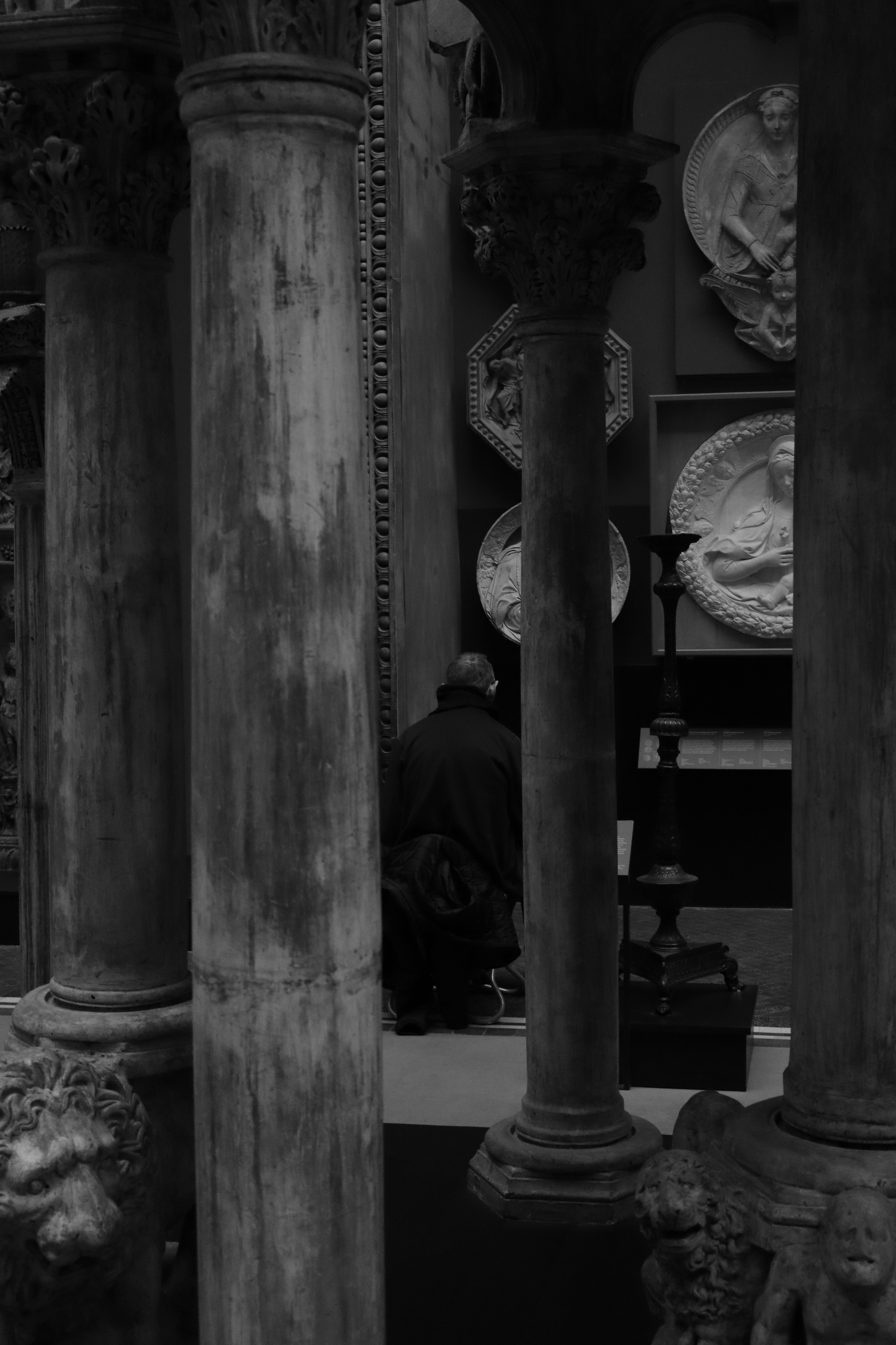 ベンチに座る男性の白黒写真