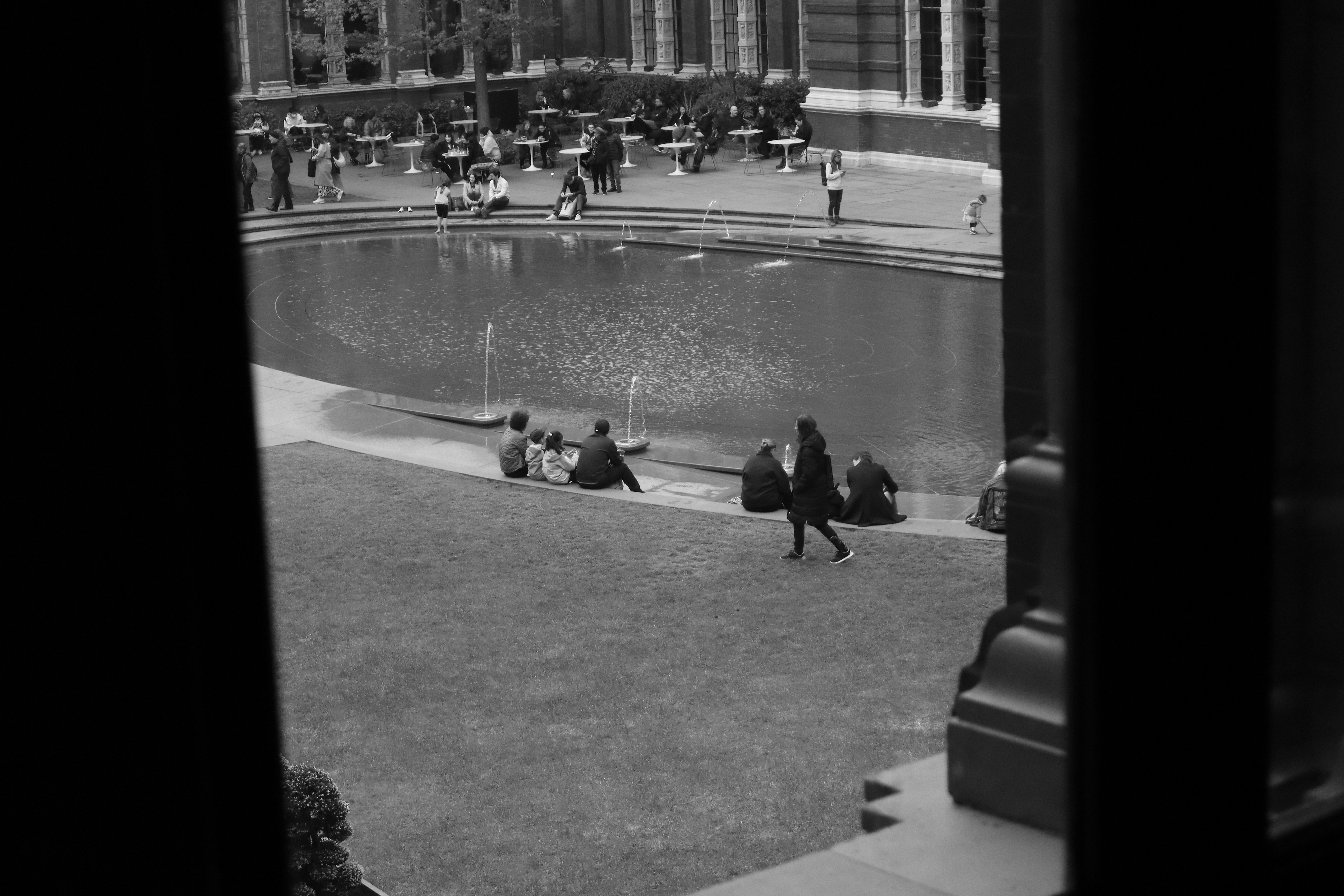 Co to są organiczne wyniki wyszukiwania? - a black and white photo of people sitting by a fountain